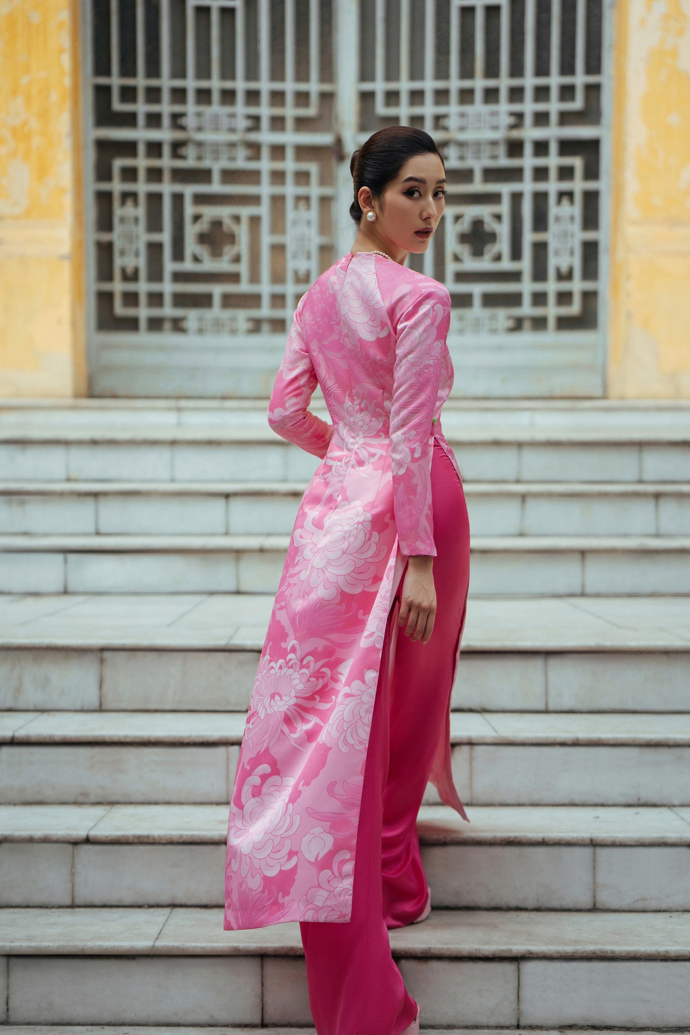 O ao dai modernizado é elegante e moderno, e não se preocupa com o sol quente do verão - Foto 11. Áo dài cách tân vừa quý phái, hiện đại vừa chẳng lo nắng nóng ngày hè- Ảnh 11.