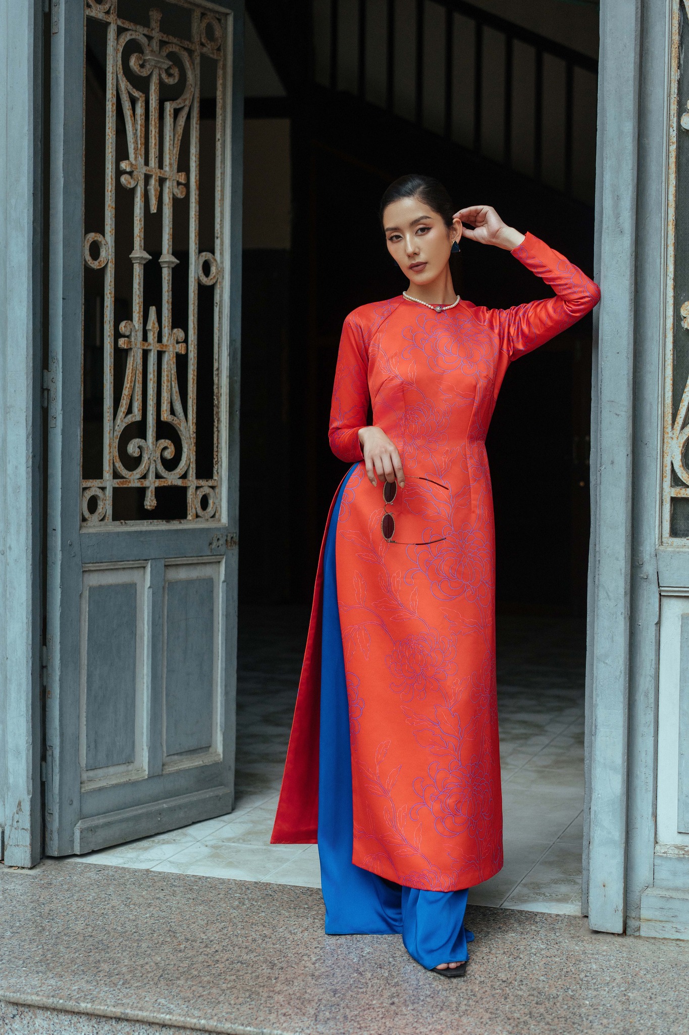 O ao dai modernizado é elegante e moderno, e não se preocupa com o sol quente do verão - Foto 7. Áo dài cách tân vừa quý phái, hiện đại vừa chẳng lo nắng nóng ngày hè- Ảnh 7.