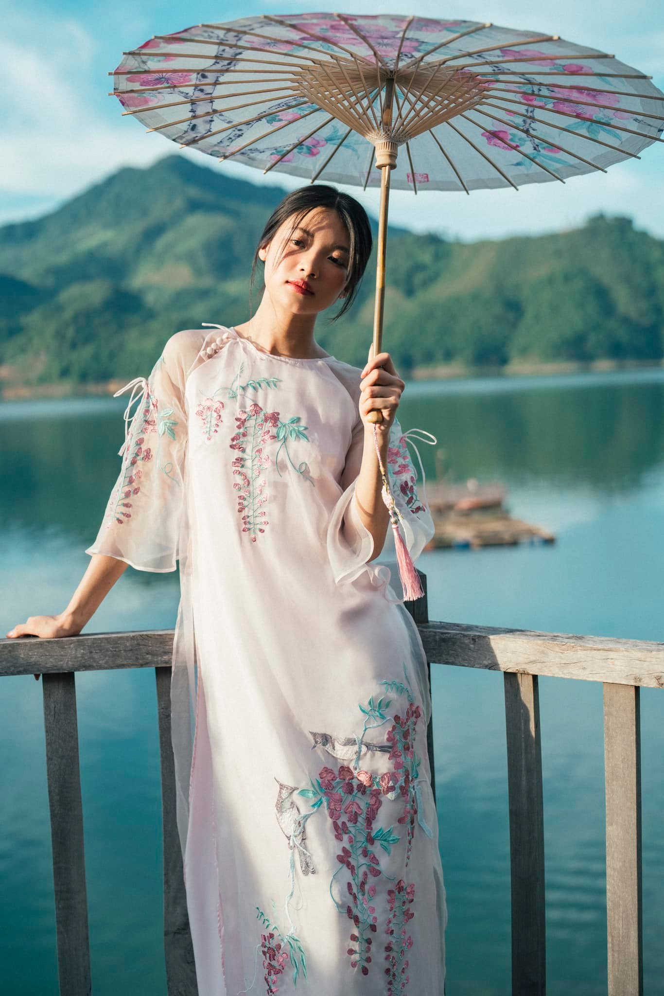 O ao dai modernizado é elegante e moderno, e não se preocupa com o sol quente do verão - Foto 2. Áo dài cách tân vừa quý phái, hiện đại vừa chẳng lo nắng nóng ngày hè- Ảnh 2.
