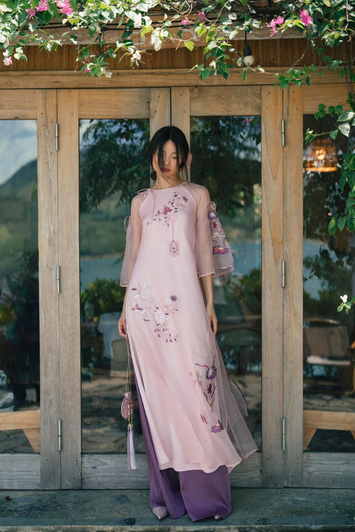 O ao dai modernizado é elegante e moderno, e não se preocupa com o sol quente do verão - Foto 9. Áo dài cách tân vừa quý phái, hiện đại vừa chẳng lo nắng nóng ngày hè- Ảnh 9.