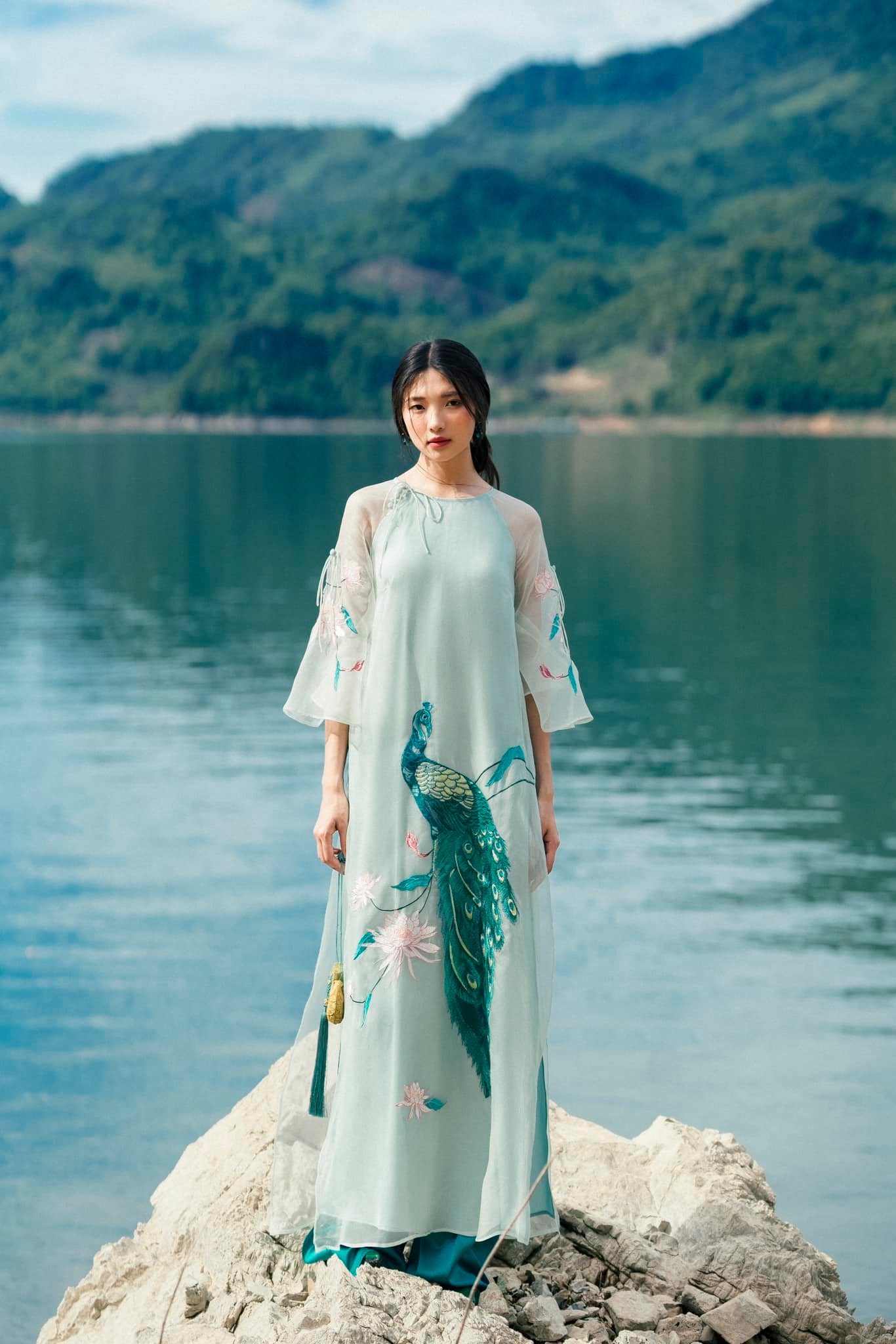 O ao dai modernizado é elegante e moderno, e não se preocupa com o sol quente do verão - Foto 10. Áo dài cách tân vừa quý phái, hiện đại vừa chẳng lo nắng nóng ngày hè- Ảnh 10.