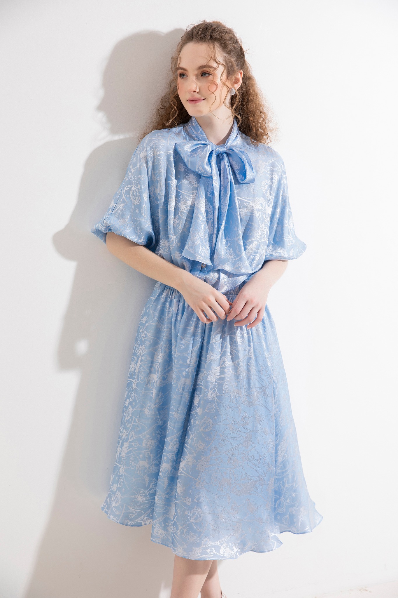 Vestido camisero, la prenda multiusos mágica sin la que no puede vivir - Foto 2. Váy sơ mi, món đồ đa năng kỳ diệu nàng không thể sống thiếu- Ảnh 2.