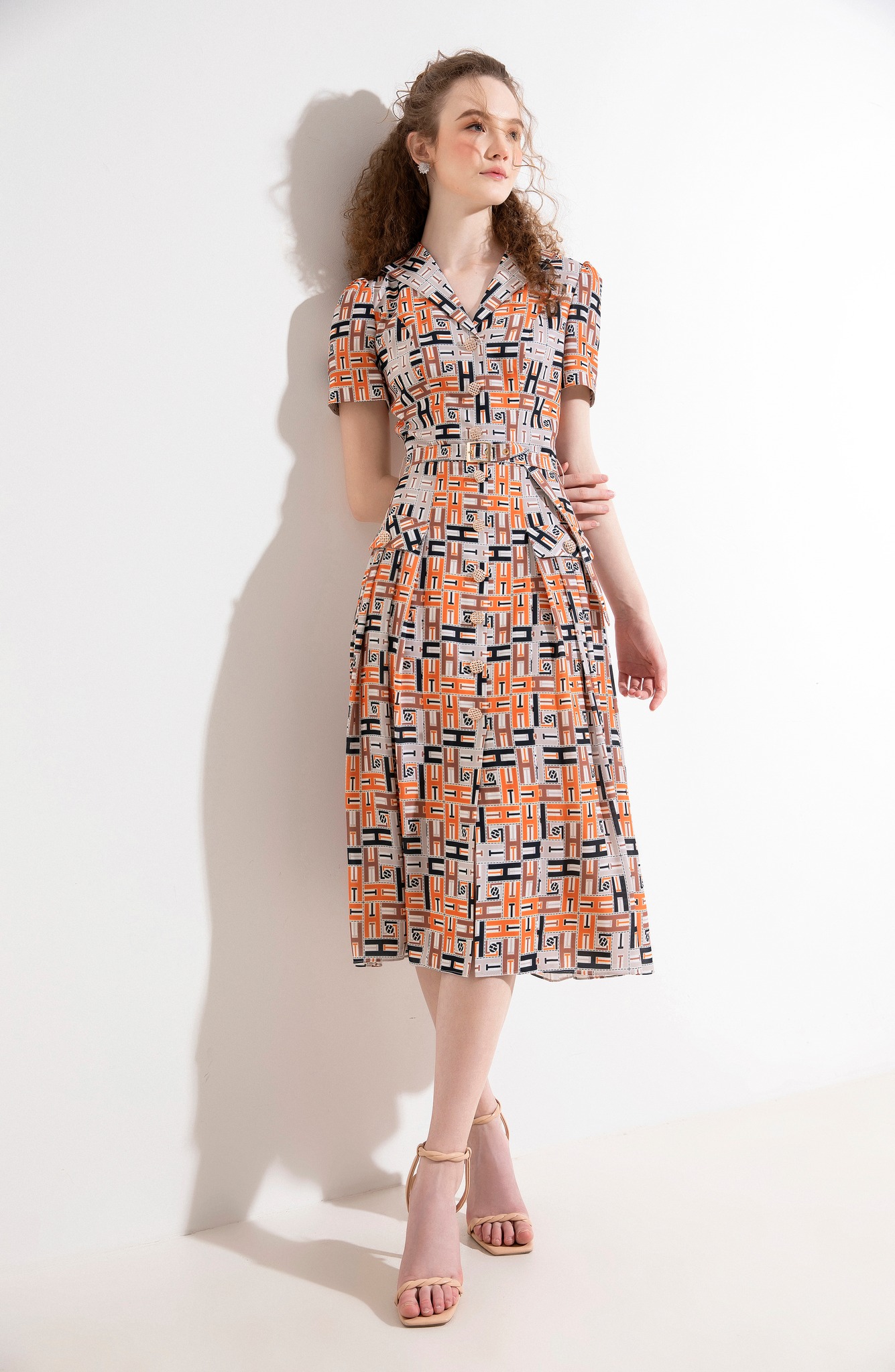 Vestido camisero, la prenda multiusos mágica sin la que no puede vivir - Foto 3. Váy sơ mi, món đồ đa năng kỳ diệu nàng không thể sống thiếu- Ảnh 3.