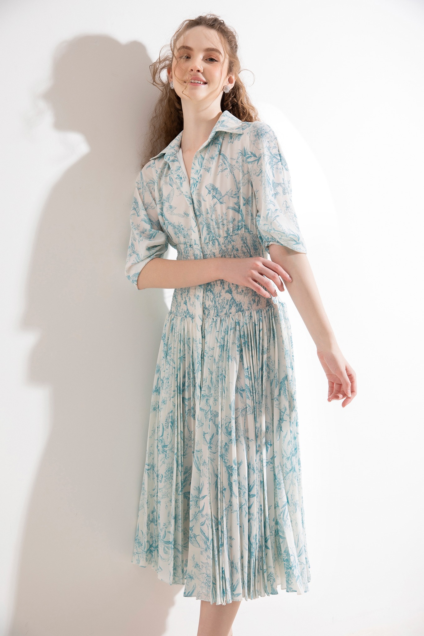 Vestido camisero, la prenda multiusos mágica de la que no puede prescindir - Foto 1. Váy sơ mi, món đồ đa năng kỳ diệu nàng không thể sống thiếu- Ảnh 1.