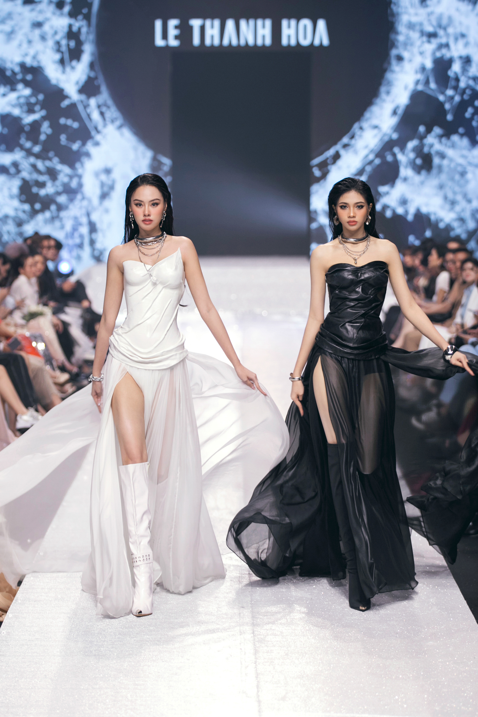 Prozkoumejte mnohorozměrný svět s Le Thanh Hoa prostřednictvím kolekce Pre-Fall 2024 - Foto 3. Cùng Lê Thanh Hòa khám phá thế giới đa chiều qua bộ sưu tập Pre-Fall 2024- Ảnh 3.