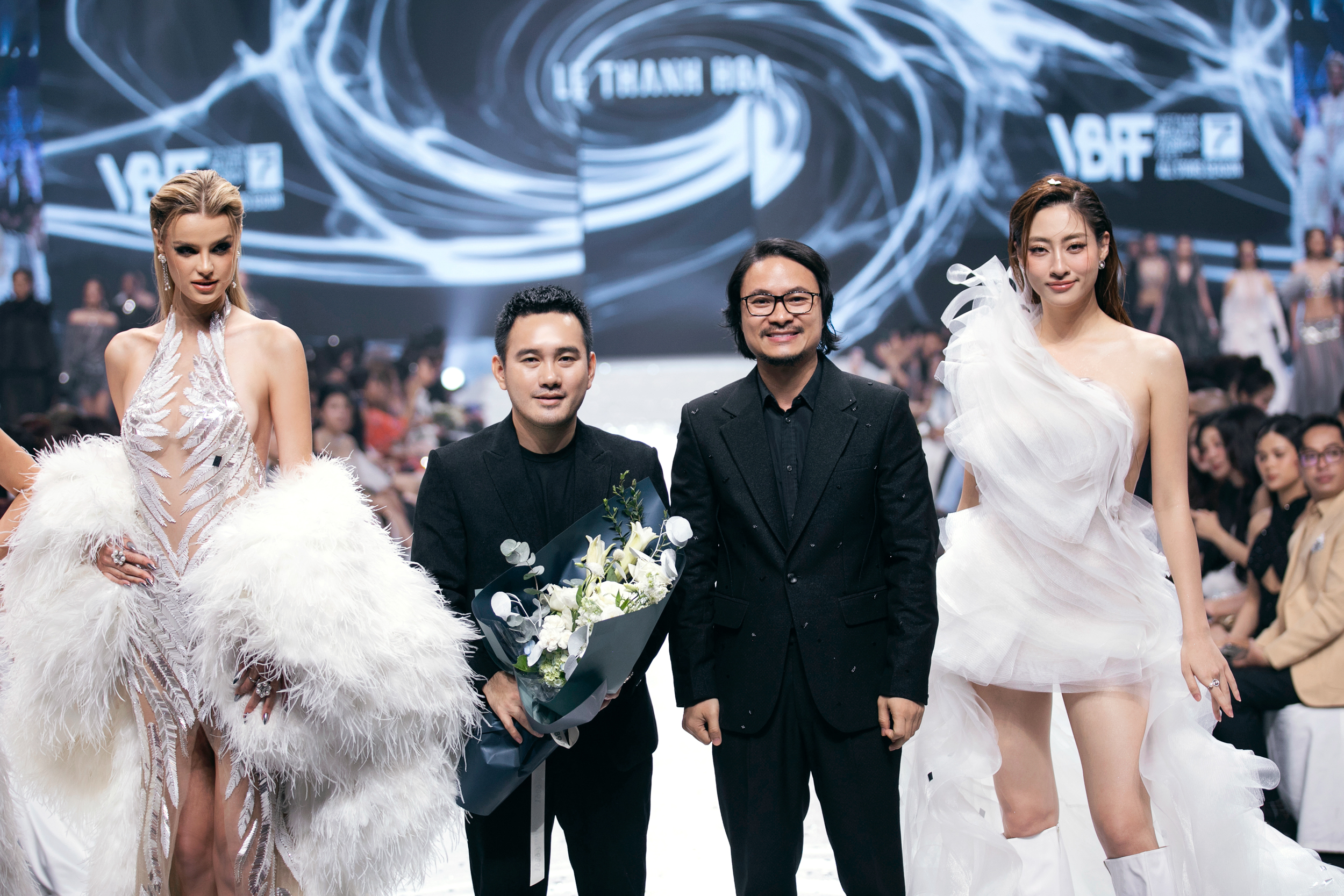 Prozkoumejte mnohorozměrný svět s Le Thanh Hoa prostřednictvím kolekce Pre-Fall 2024 - Foto 36. Cùng Lê Thanh Hòa khám phá thế giới đa chiều qua bộ sưu tập Pre-Fall 2024- Ảnh 36.