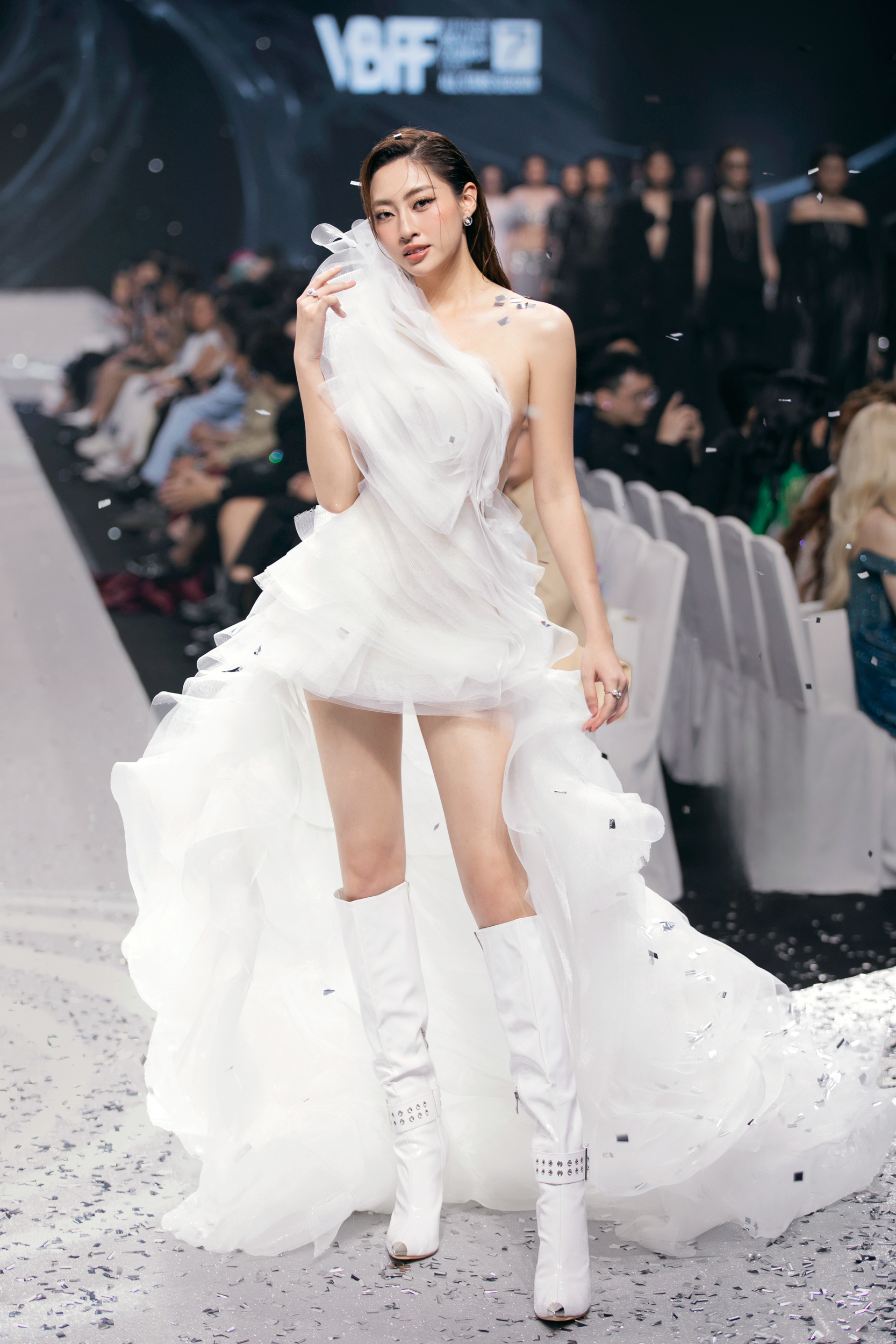 Prozkoumejte mnohorozměrný svět s Le Thanh Hoa prostřednictvím kolekce Pre-Fall 2024 - Foto 1. Cùng Lê Thanh Hòa khám phá thế giới đa chiều qua bộ sưu tập Pre-Fall 2024- Ảnh 1.