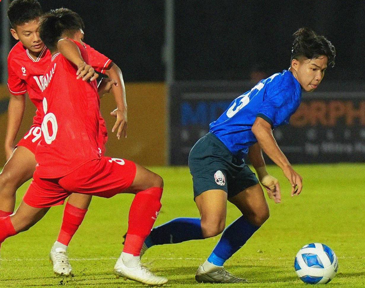 Vietnam do 16 let promarnil příležitost, remizoval s Kambodžou a na turnaji jihovýchodní Asie čelil „obtížné situaci“ - Foto 2. U.16 Việt Nam phung phí cơ hội, bị Campuchia cầm hòa, gặp 'cửa khó' ở giải Đông Nam Á- Ảnh 2.