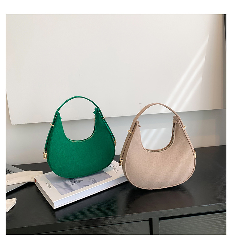 Mini-luffväska, den sista touchen om du vill ha en snygg look – Bild 6. Túi Hobo mini, nét hoàn thiện cuối cùng nếu bạn muốn có vẻ ngoài sành điệu- Ảnh 6.