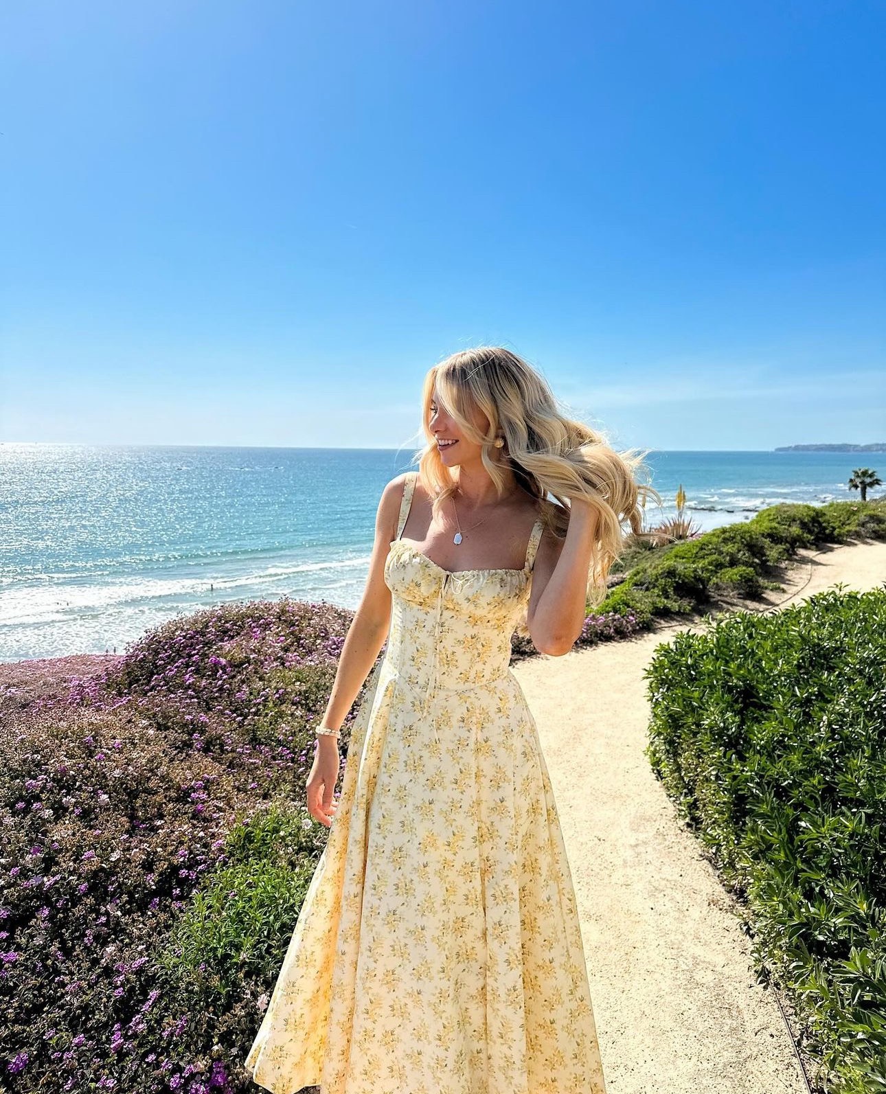 ເສື້ອຍືດບໍ່ມີສາຍຮັດສະເໜ່ສຳລັບຜູ້ຍິງ - ຮູບ 2. Váy hai dây khơi gợi nét quyến rũ cho nàng yêu- Ảnh 2.