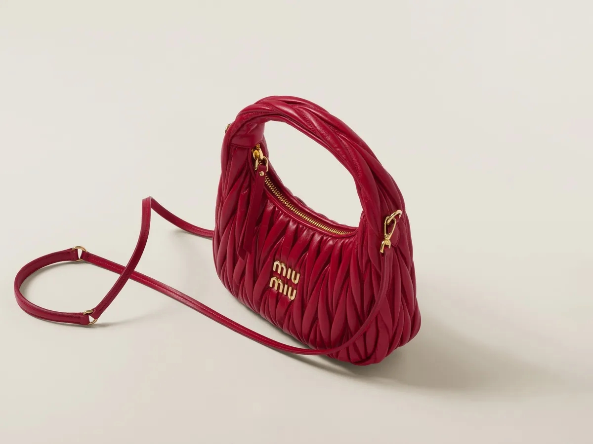 Mini-luffväska, den sista touchen om du vill ha en snygg look – Bild 2. Túi Hobo mini, nét hoàn thiện cuối cùng nếu bạn muốn có vẻ ngoài sành điệu- Ảnh 2.