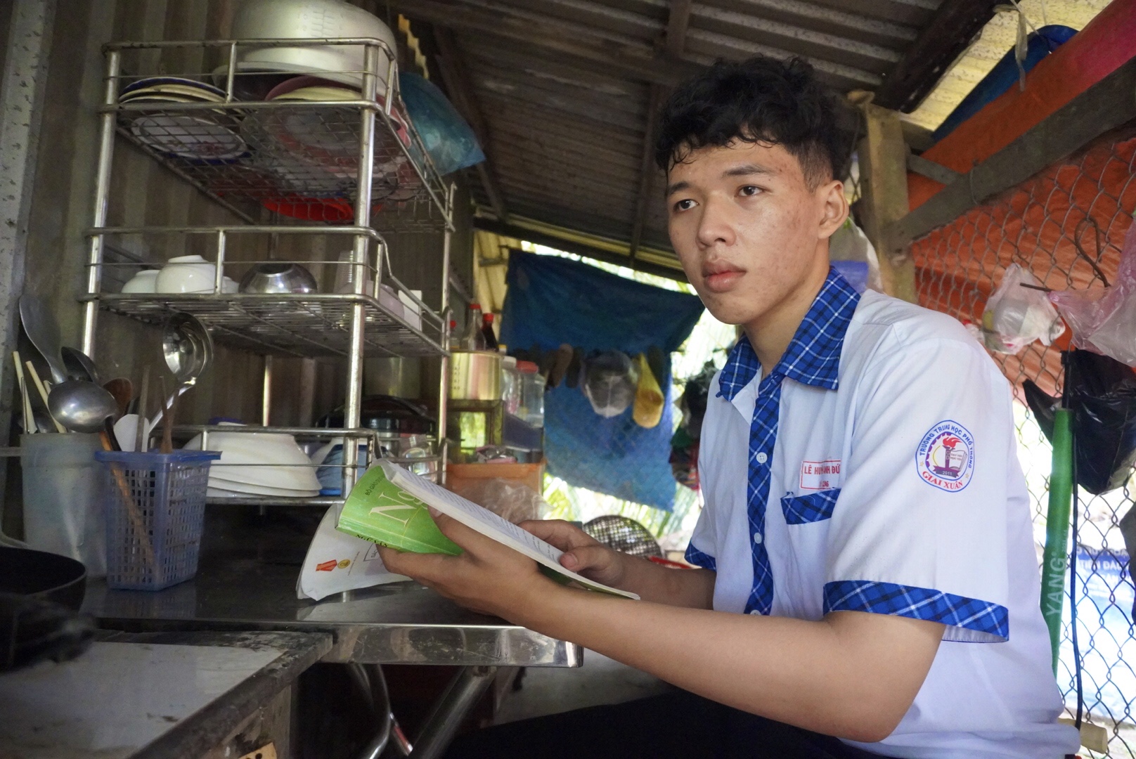 [Đức sống mình trong căn chòi dựng lên trên nền nhà cũ của mẹ cha ngày xưa]_[THANH DUY].jpg