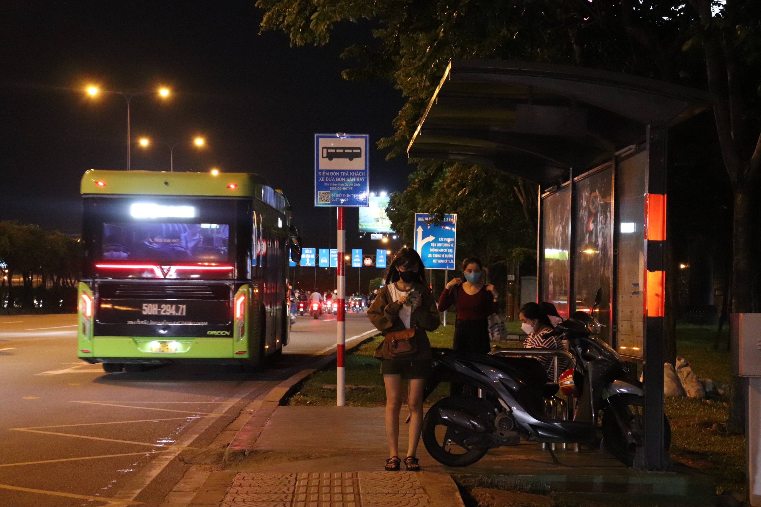 Vì sao hàng loạt thiết bị điện tử nhà chờ xe buýt ở TP.HCM 'không cánh mà bay'?- Ảnh 1.