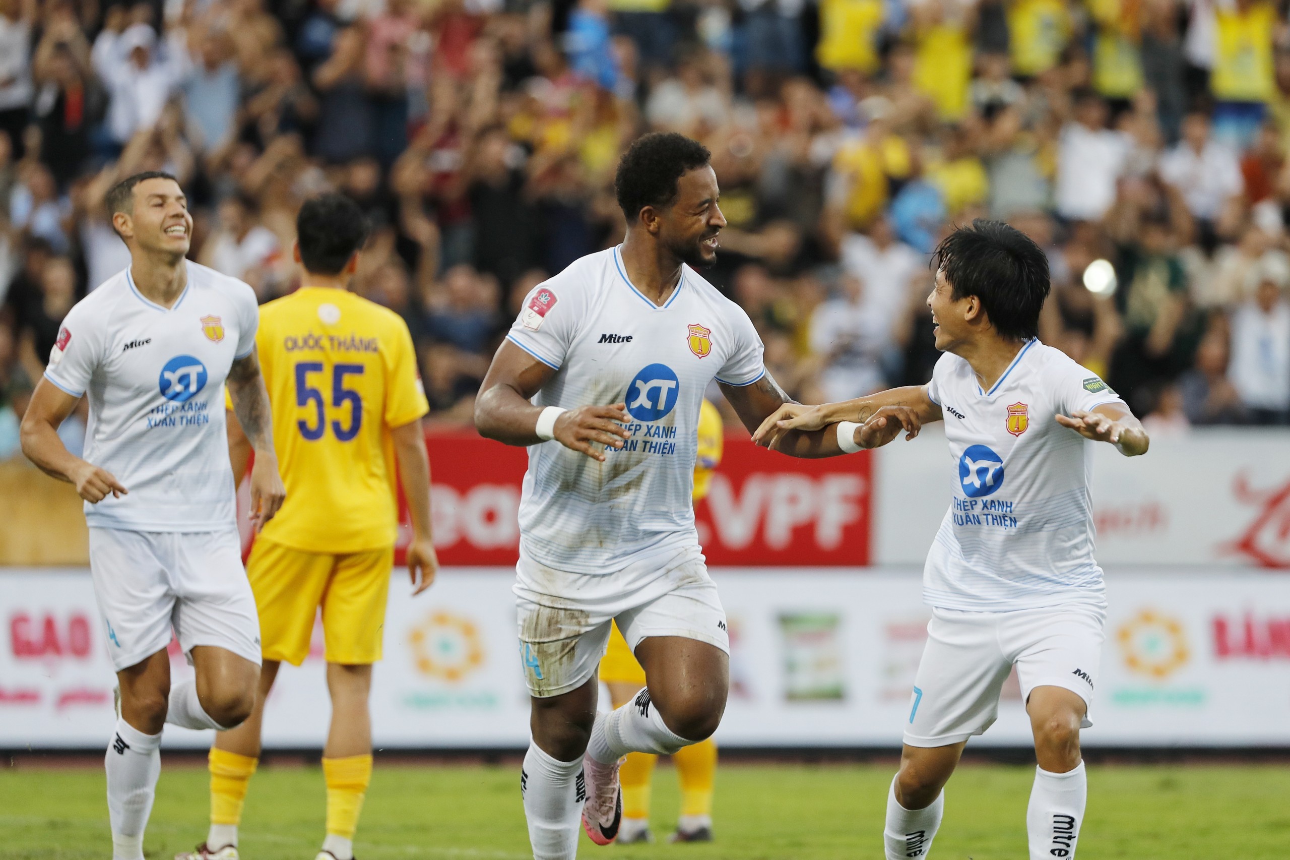 Thiên Trường 'mở hội', CLB Nam Định sớm giành chức vô địch V-League: Vui sao nước mắt lại trào!- Ảnh 19.