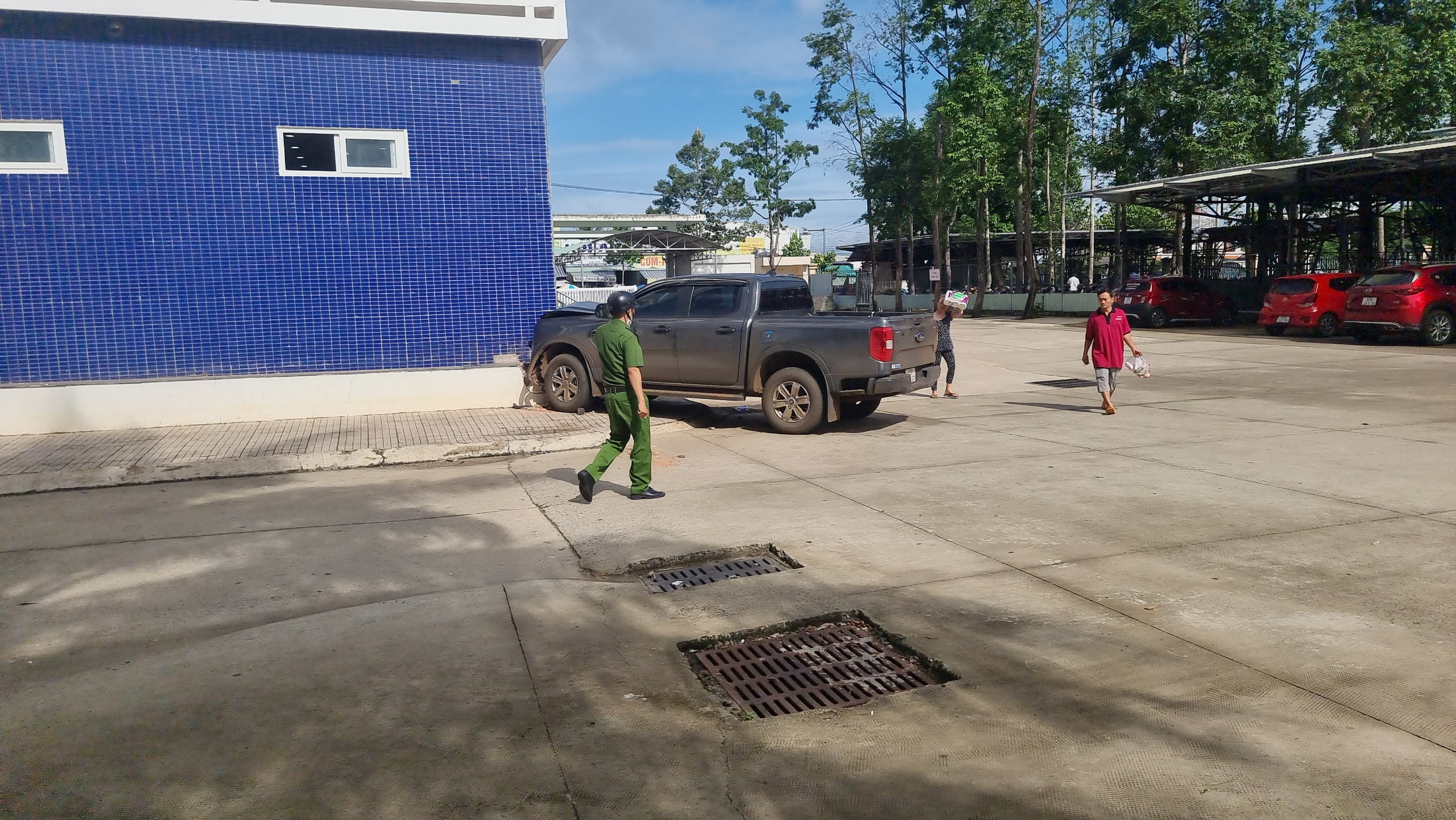 Bệnh nhân bất ngờ lái ô tô tông vào tòa nhà bệnh viện ở Bình Phước- Ảnh 2.