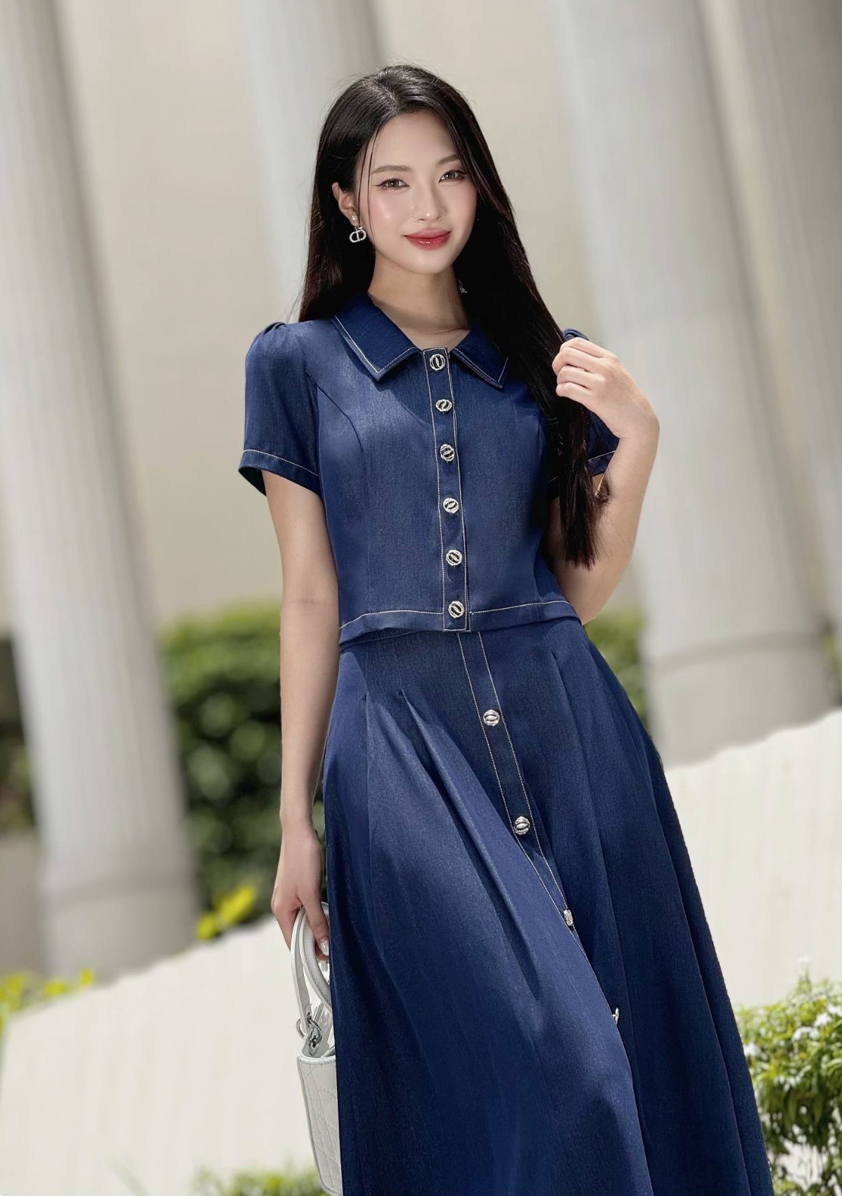 Denimmateriaal roept een vrije en liberale look op bij de drager - Foto 1. Chất liệu denim khơi gợi vẻ ngoài tự do và phóng khoáng cho người mặc- Ảnh 1.