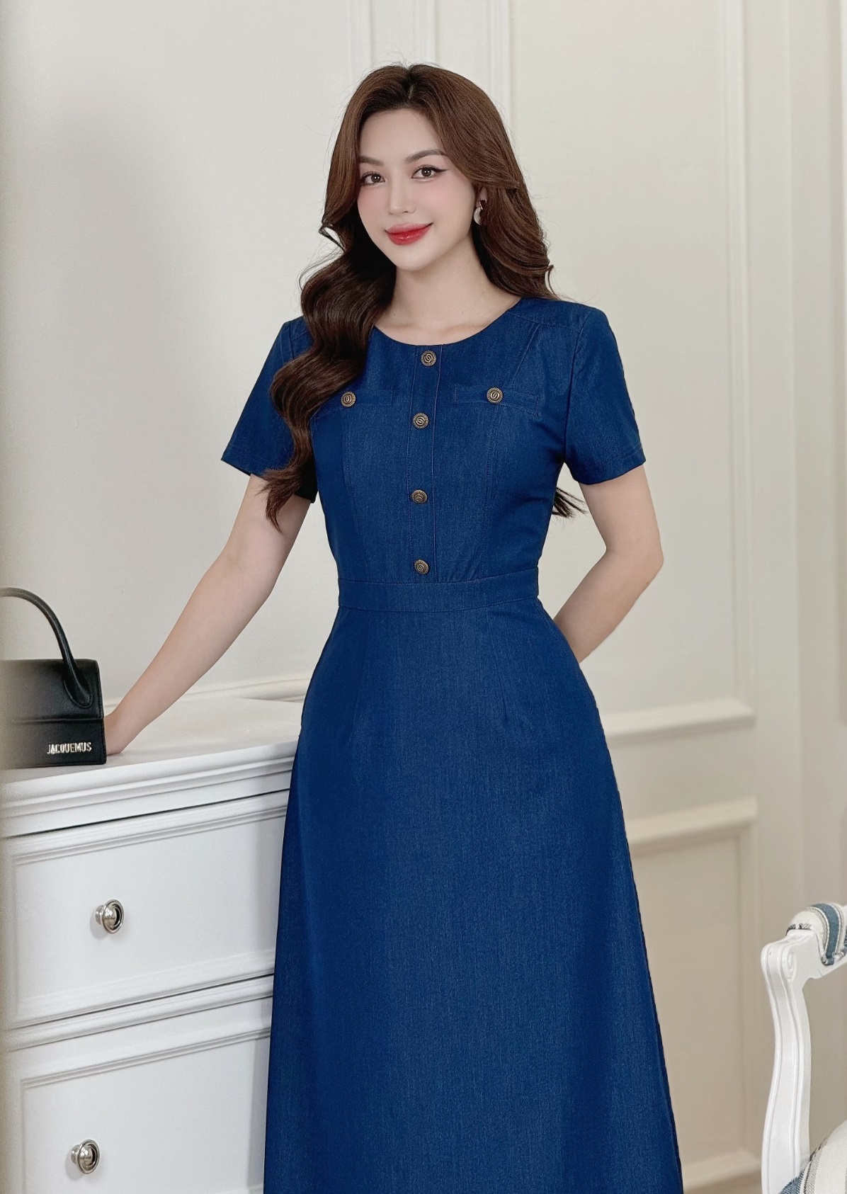 Denimmateriaal roept een vrije en liberale look op bij de drager - Foto 4. Chất liệu denim khơi gợi vẻ ngoài tự do và phóng khoáng cho người mặc- Ảnh 4.