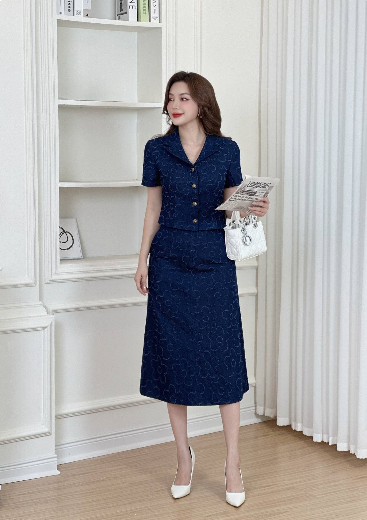 Denimmateriaal roept een vrije en liberale look op bij de drager - Foto 6. Chất liệu denim khơi gợi vẻ ngoài tự do và phóng khoáng cho người mặc- Ảnh 6.