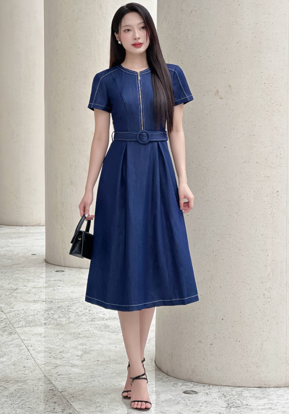 Denimmateriaal roept een vrije en liberale look op bij de drager - Foto 7. Chất liệu denim khơi gợi vẻ ngoài tự do và phóng khoáng cho người mặc- Ảnh 7.