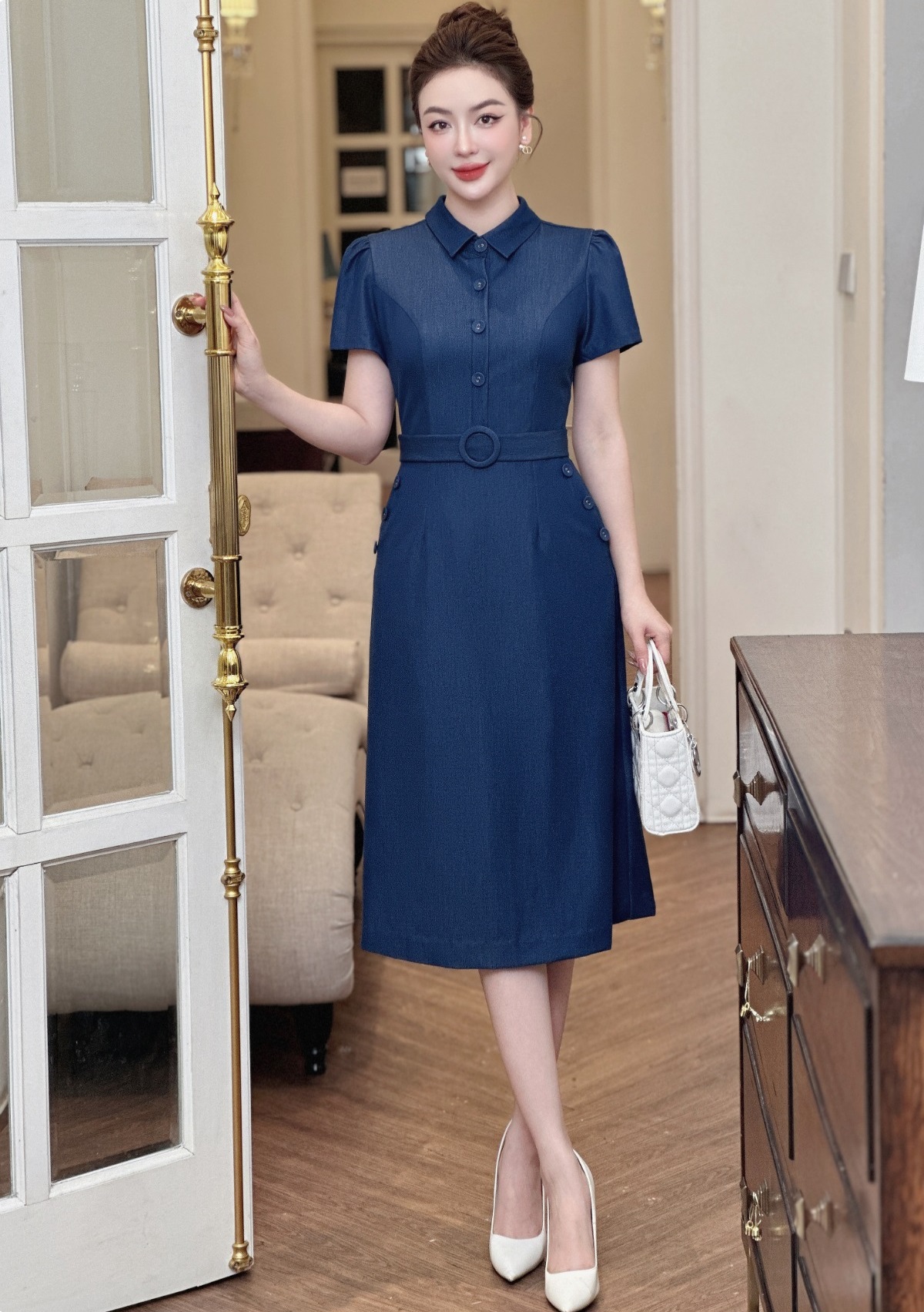 Denimmateriaal roept een vrije en liberale look op bij de drager - Foto 8. Chất liệu denim khơi gợi vẻ ngoài tự do và phóng khoáng cho người mặc- Ảnh 8.