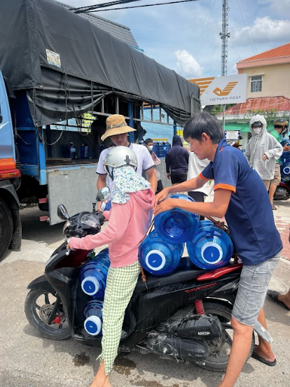 Công ty Coca-Cola Việt Nam mang nước uống miễn phí đến bà con vùng nhiễm mặn- Ảnh 1.