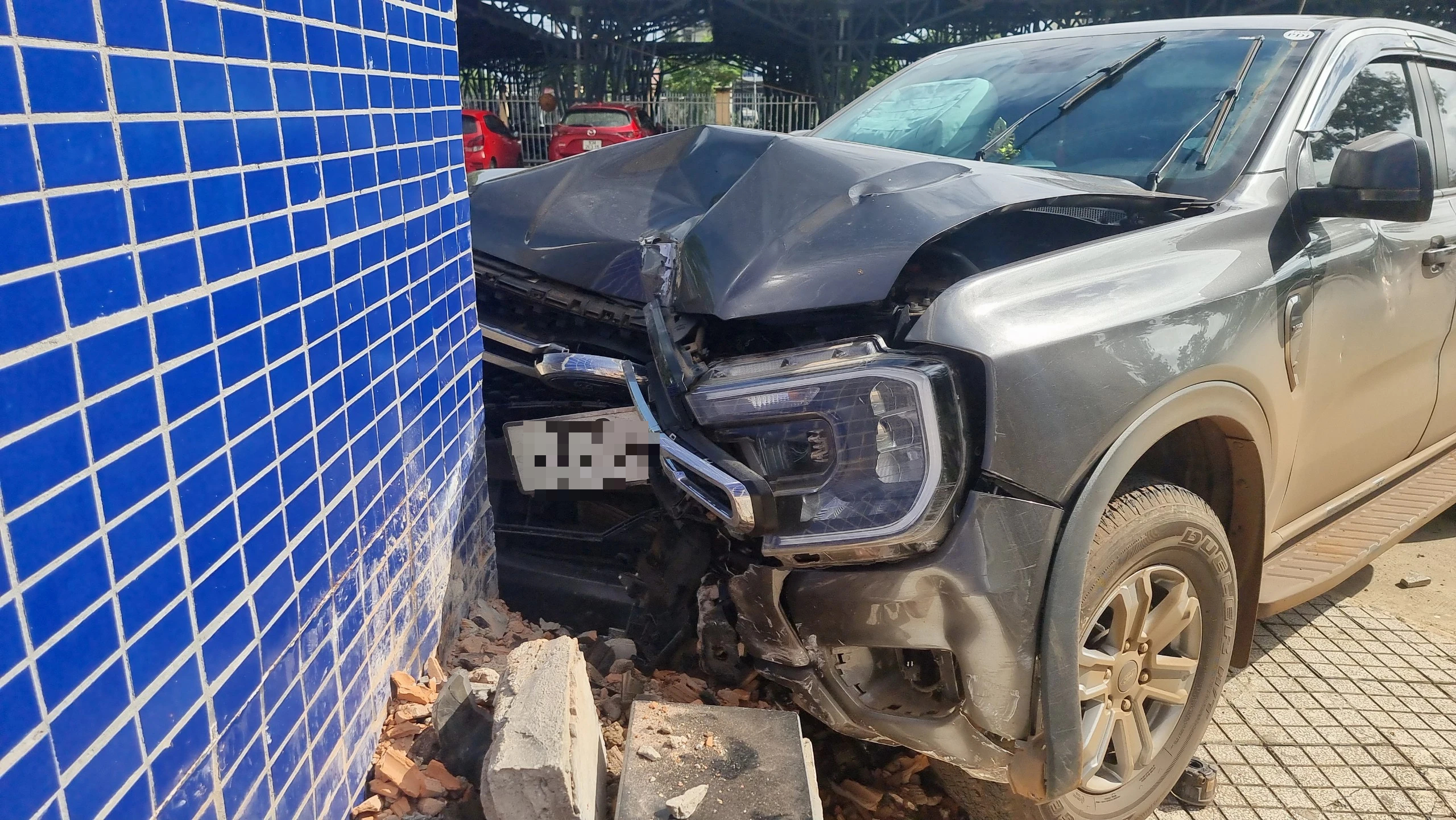 Bệnh nhân bất ngờ lái ô tô tông vào tòa nhà bệnh viện ở Bình Phước- Ảnh 1.