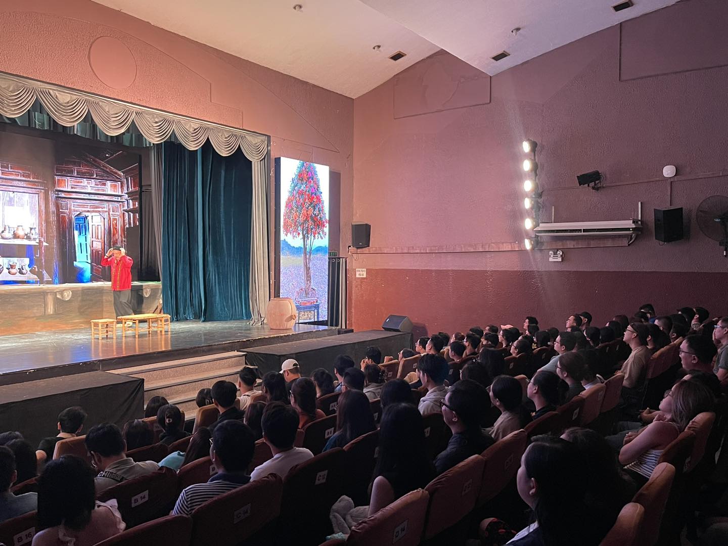 Når du reiser til Ho Chi Minh-byen, ikke gå glipp av byens kulturelle og dramatiske kunstspesialiteter – Bilde 2. Du lịch TP.HCM chớ bỏ qua 'đặc sản' văn hóa nghệ thuật kịch của thành phố- Ảnh 2.