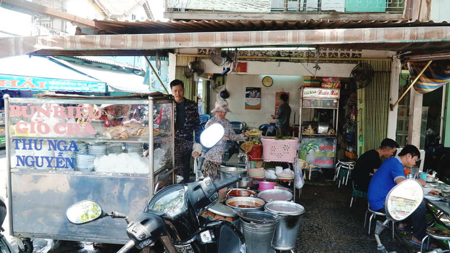 Saat menyantap bihun dengan sup kepiting di Kota Ho Chi Minh, cobalah kunjungi toko-toko ini - Foto 2. Đi ăn bún riêu tại TP.HCM tham khảo ngay những tiệm sau- Ảnh 2.