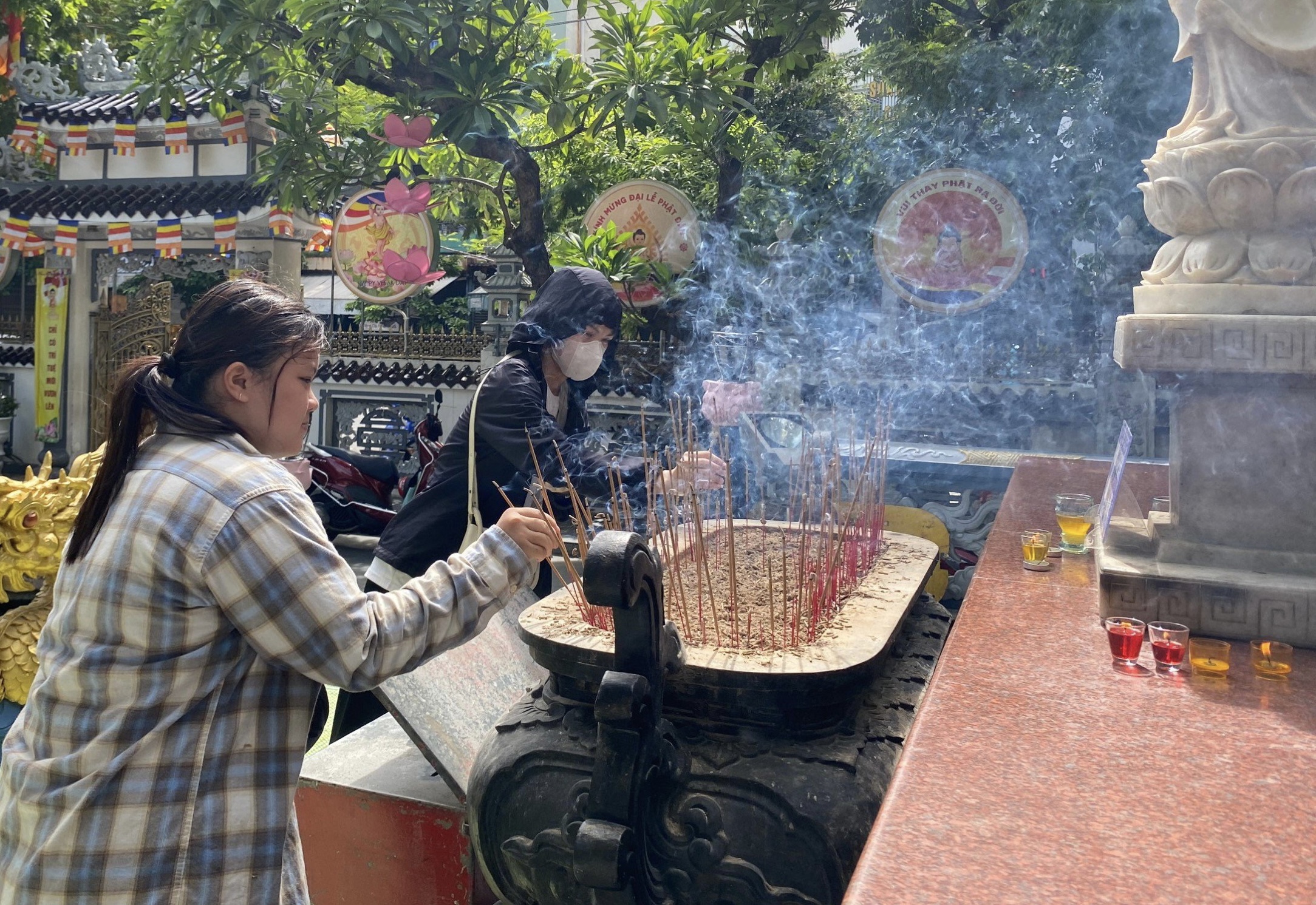 Thi tốt nghiệp THPT: Sĩ tử đội nắng lên chùa Linh Ứng ở Đà Nẵng cầu may- Ảnh 7.