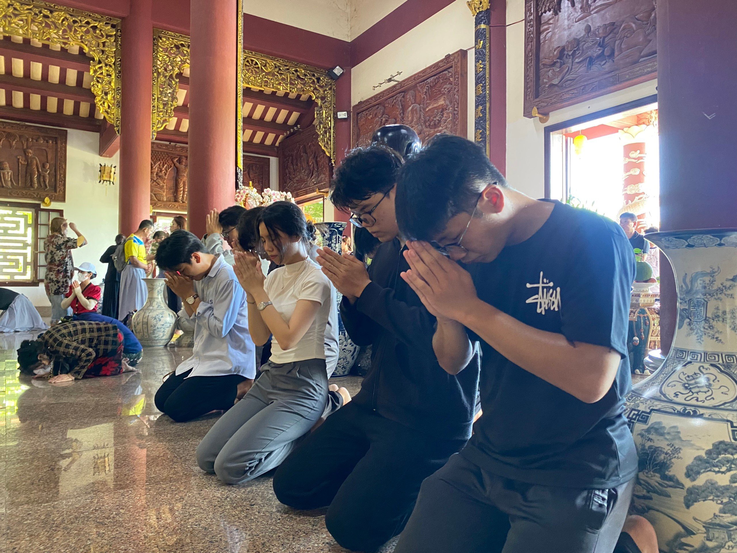 Thi tốt nghiệp THPT: Sĩ tử đội nắng lên chùa Linh Ứng ở Đà Nẵng cầu may- Ảnh 1.