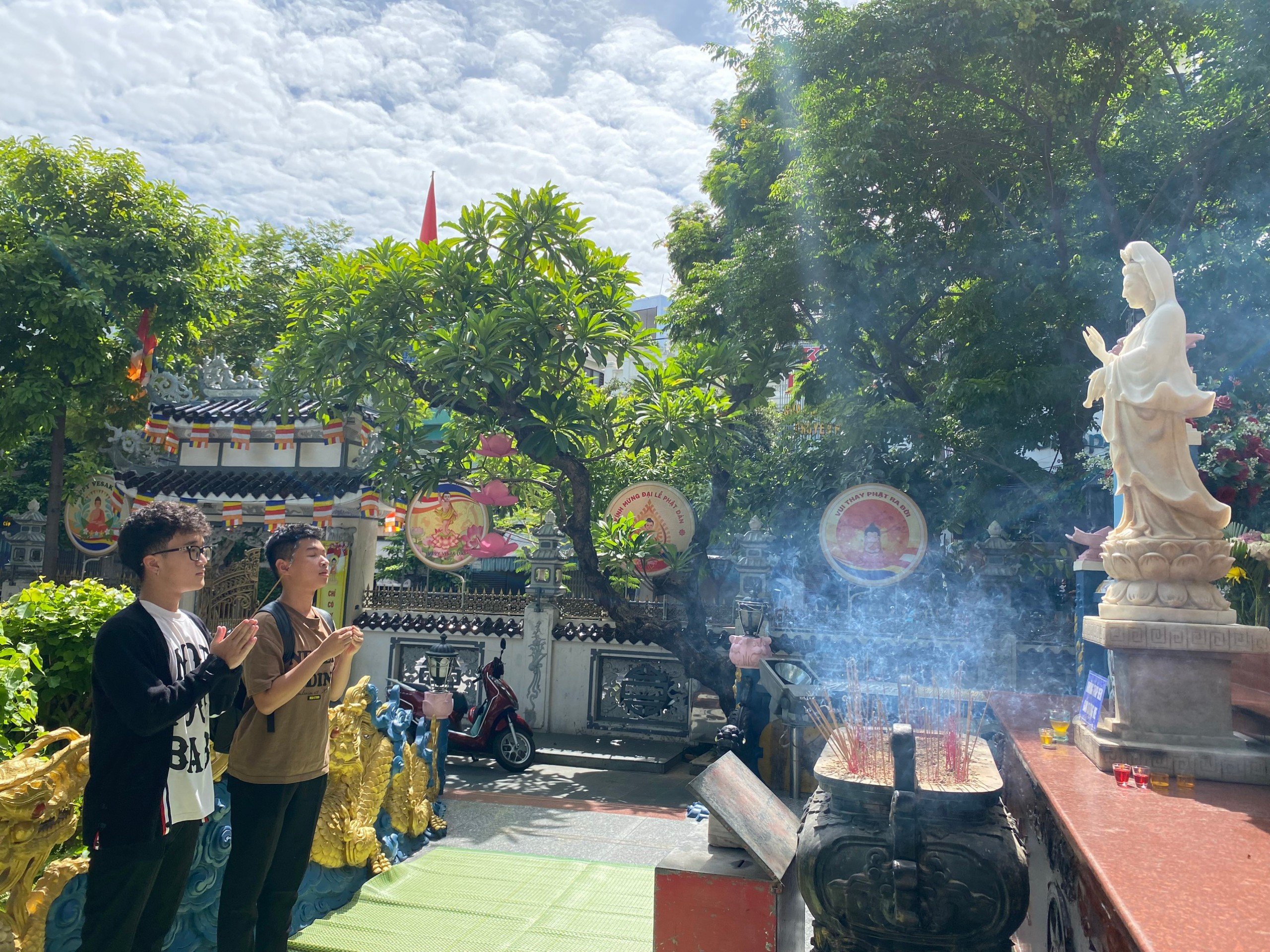 Thi tốt nghiệp THPT: Sĩ tử đội nắng lên chùa Linh Ứng ở Đà Nẵng cầu may- Ảnh 4.