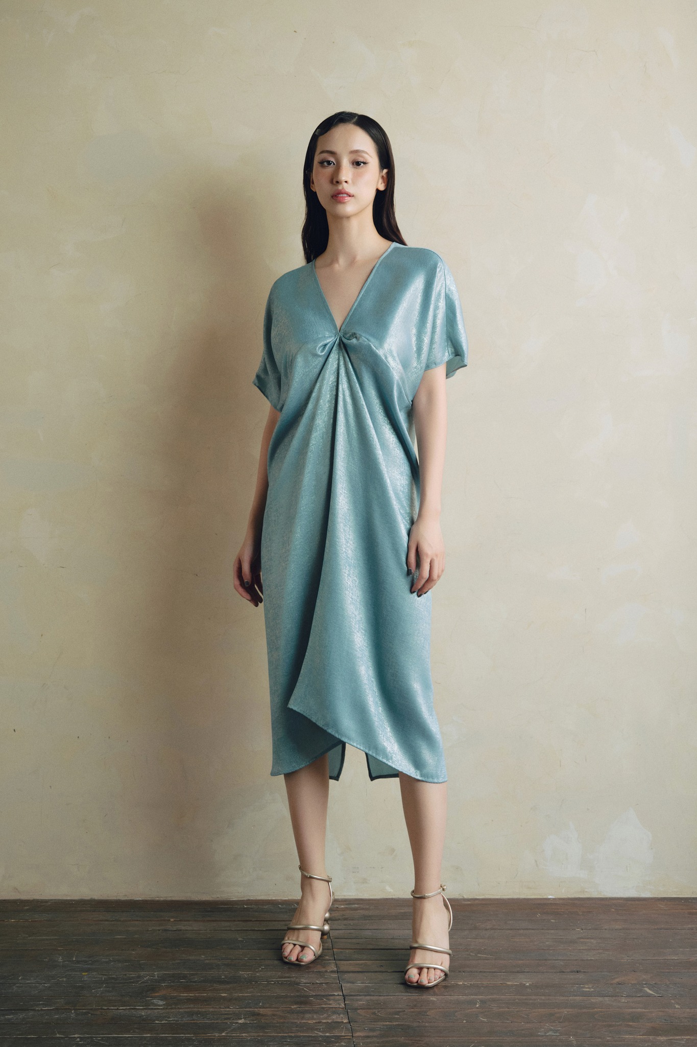 Chladivé, lehké, volné šaty, které vám pomohou přečkat lehké léto - Foto 5. Đầm suông mát nhẹ, cùng nàng đi qua mùa hè nhẹ tênh- Ảnh 5.