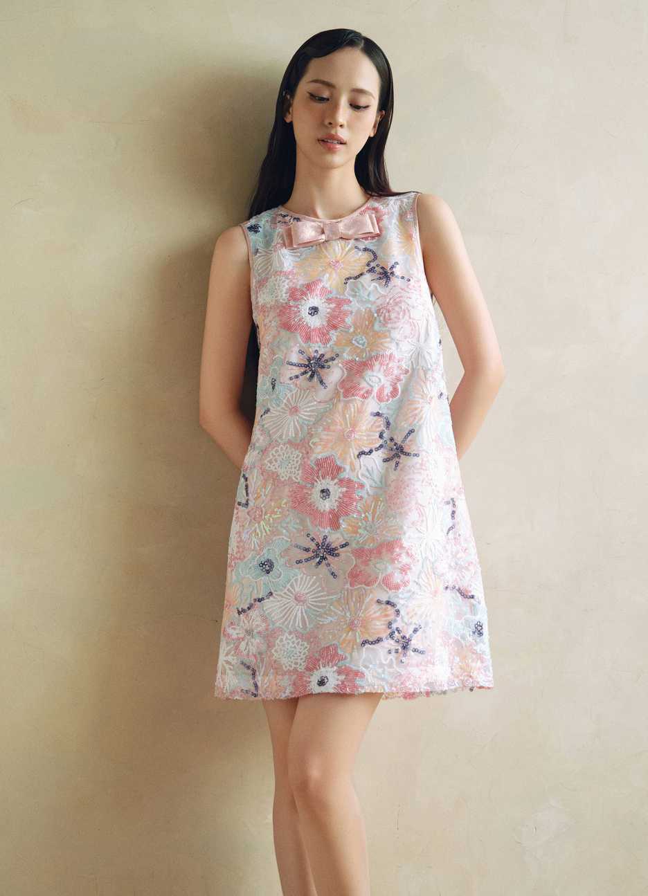 Chladivé, lehké, volné šaty, které vám pomohou přečkat lehké léto - Foto 8. Đầm suông mát nhẹ, cùng nàng đi qua mùa hè nhẹ tênh- Ảnh 8.