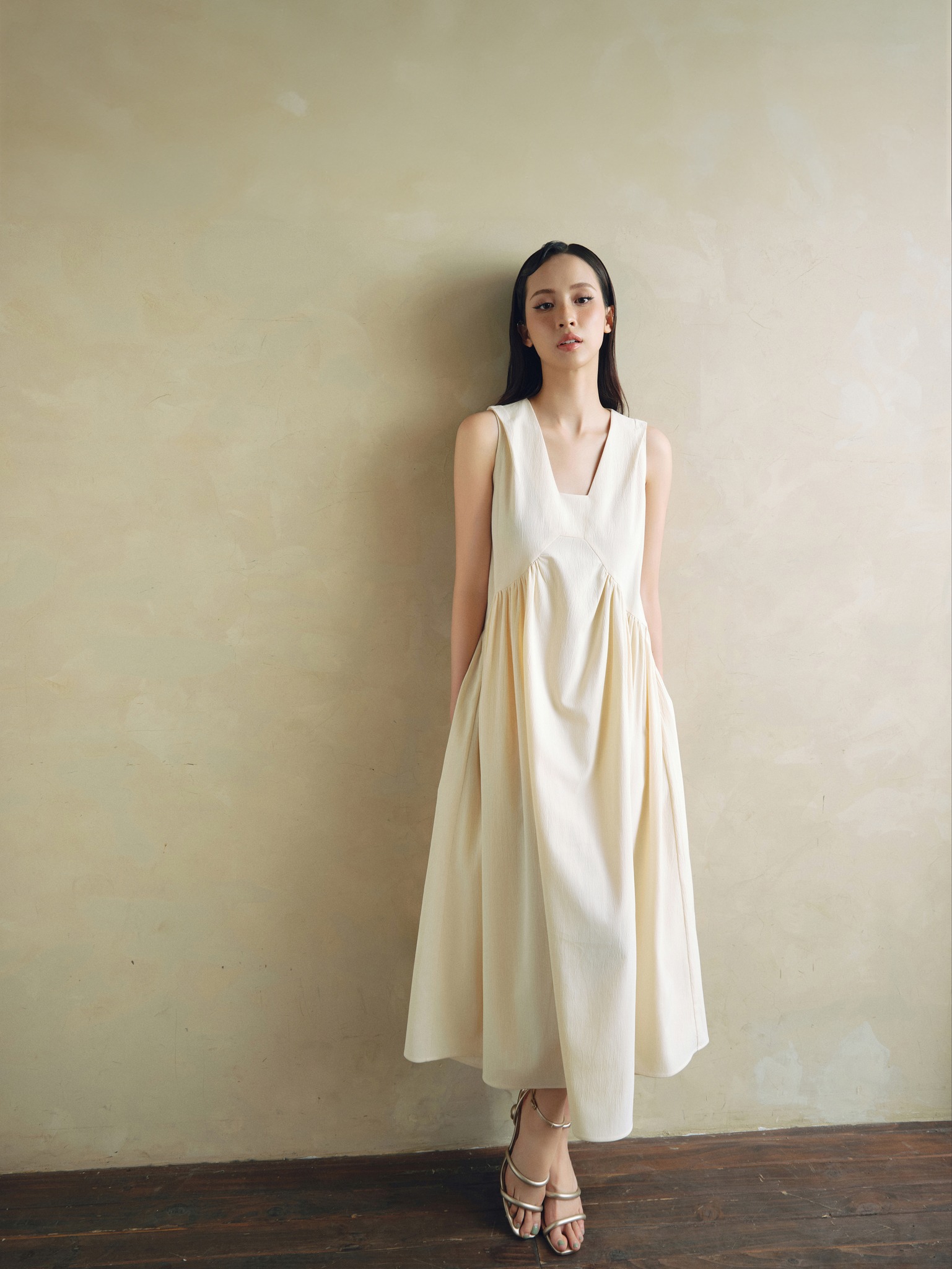 Chladivé, lehké, volné šaty, které vám pomohou přečkat lehké léto - Foto 4. Đầm suông mát nhẹ, cùng nàng đi qua mùa hè nhẹ tênh- Ảnh 4.