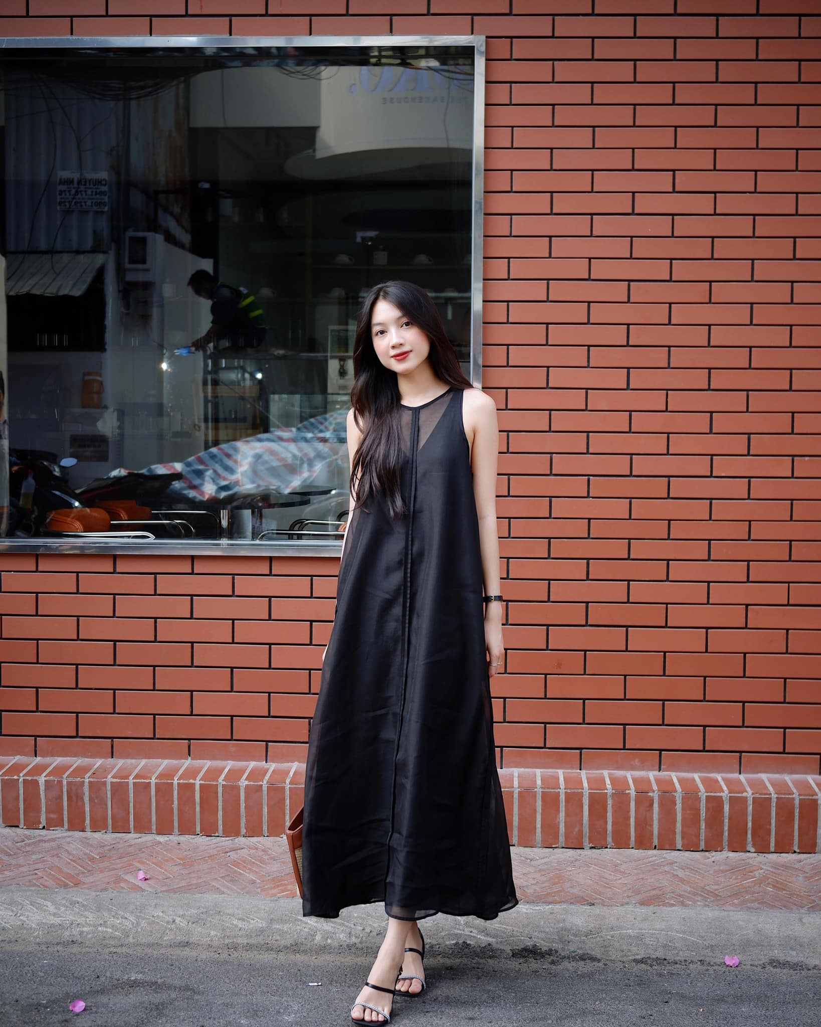 Chladivé, lehké, volné šaty, které vám pomohou přečkat lehké léto - Foto 1. Đầm suông mát nhẹ, cùng nàng đi qua mùa hè nhẹ tênh- Ảnh 1.