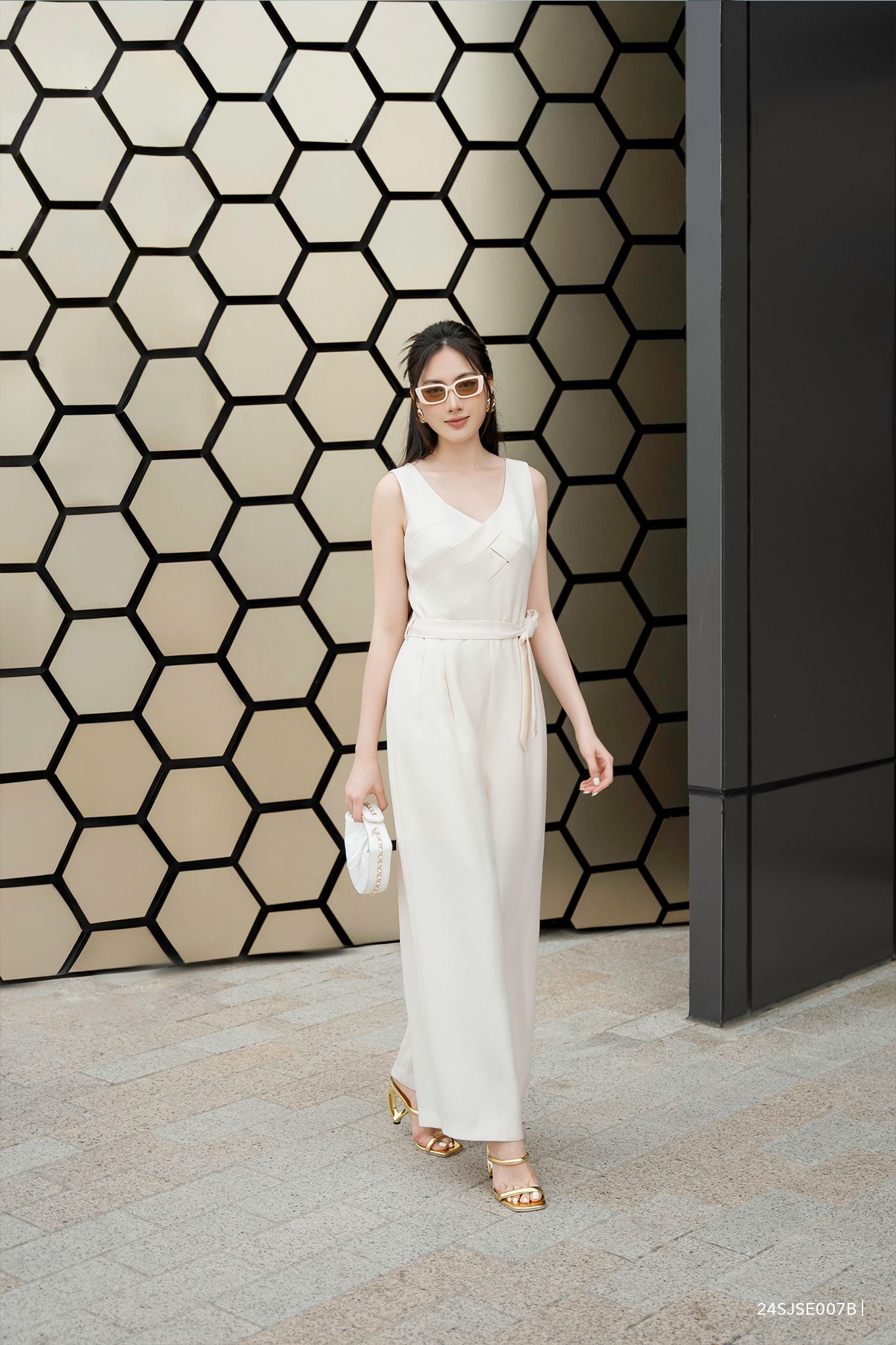 Když móda overalů „vpadne“ do letních ulic - Foto 10. Khi thời trang jumpsuit 'xâm chiếm' đường phố mùa hè- Ảnh 10.