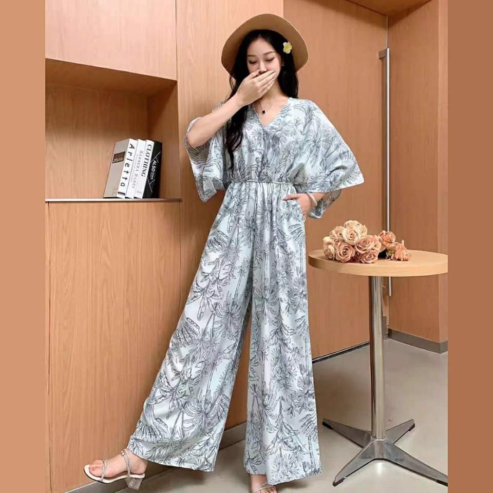 Když móda overalů „vpadne“ do letních ulic - Foto 2. Khi thời trang jumpsuit 'xâm chiếm' đường phố mùa hè- Ảnh 2.