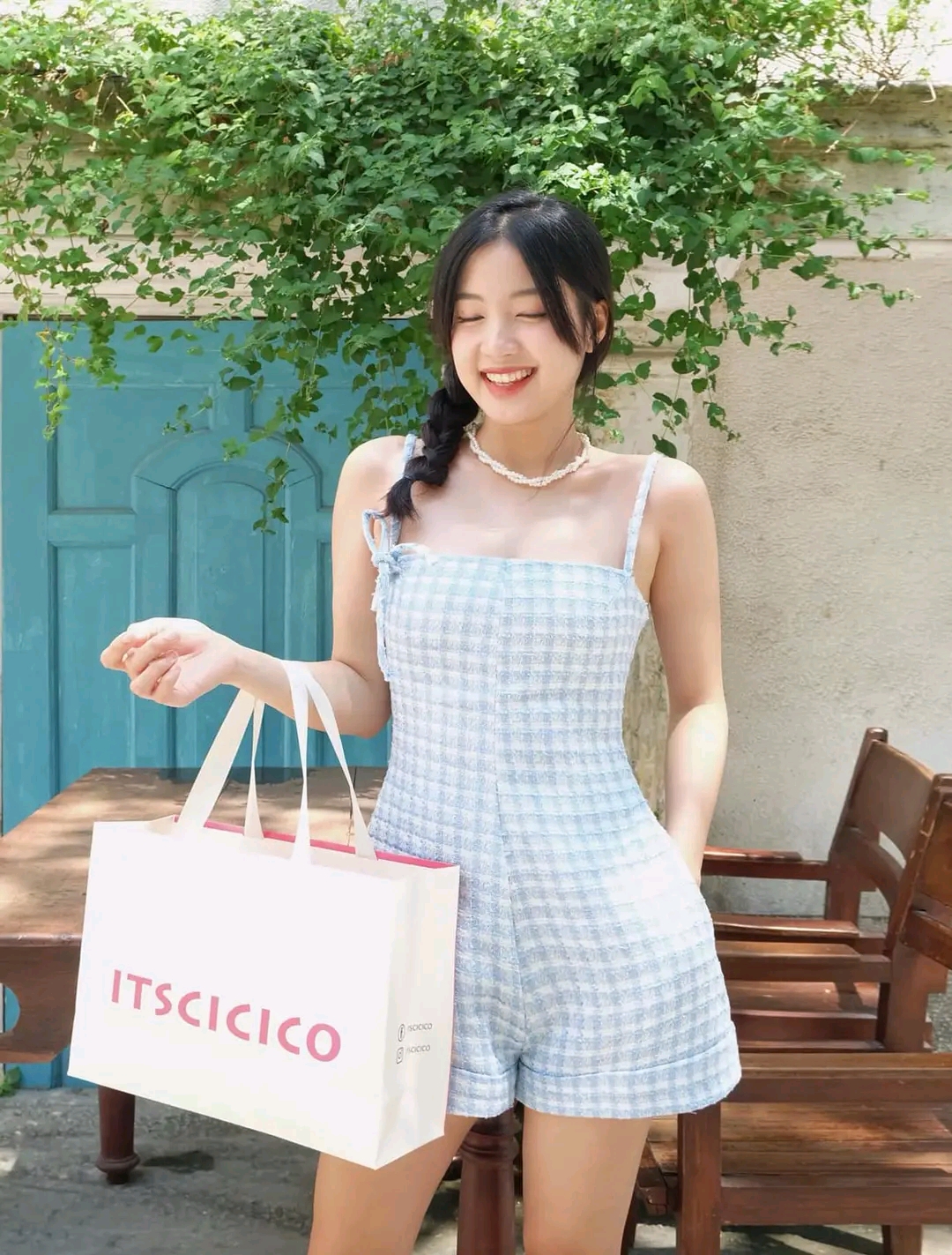 Když móda overalů „vpadne“ do letních ulic - Foto 4. Khi thời trang jumpsuit 'xâm chiếm' đường phố mùa hè- Ảnh 4.