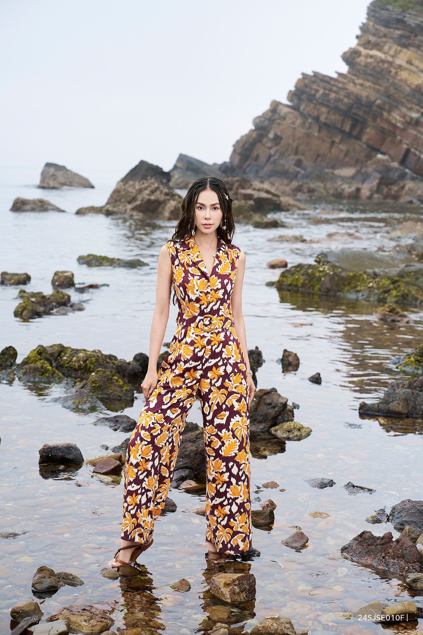 Když móda overalů „vpadne“ do letních ulic - Foto 7. Khi thời trang jumpsuit 'xâm chiếm' đường phố mùa hè- Ảnh 7.