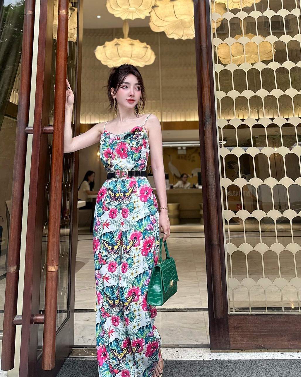 Když móda overalů „vpadne“ do letních ulic - Foto 9. Khi thời trang jumpsuit 'xâm chiếm' đường phố mùa hè- Ảnh 9.