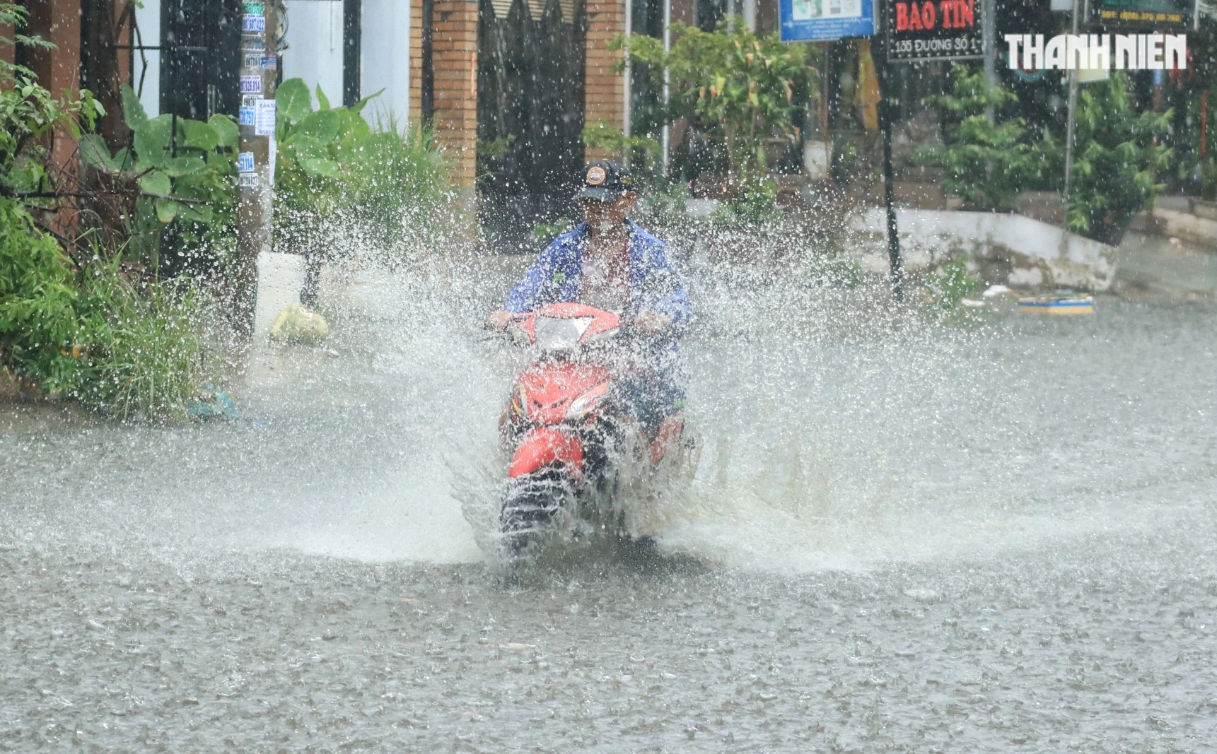 Bất ngờ mưa giữa trưa ở TP.HCM: Đường phố mênh mông 'biển nước'- Ảnh 1.
