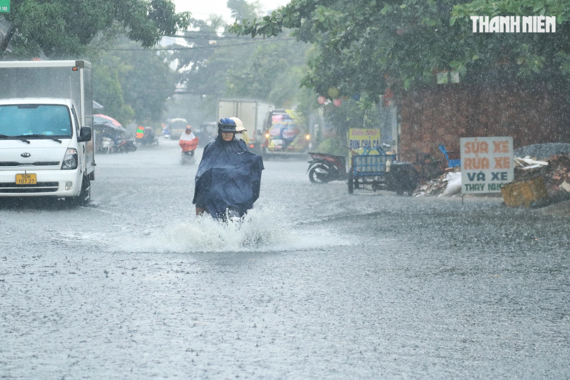Bất ngờ mưa giữa trưa ở TP.HCM: Đường phố mênh mông 'biển nước'- Ảnh 2.