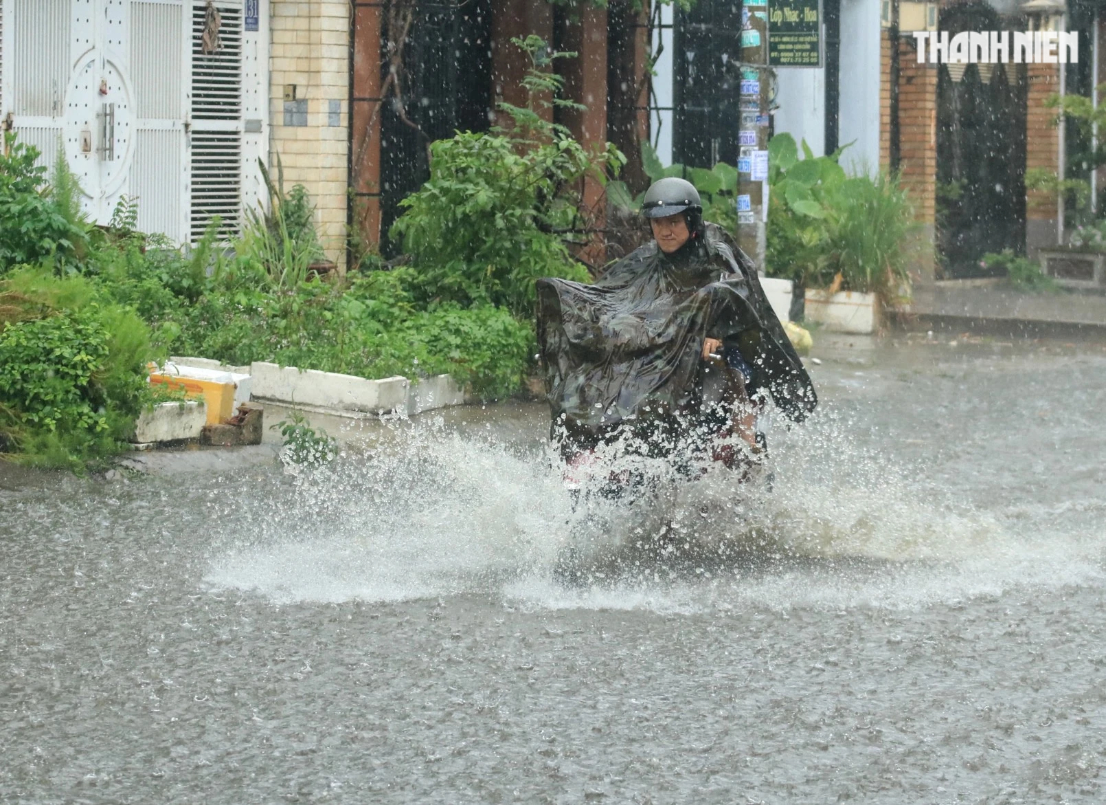 Bất ngờ mưa giữa trưa ở TP.HCM: Đường phố mênh mông 'biển nước'- Ảnh 7.
