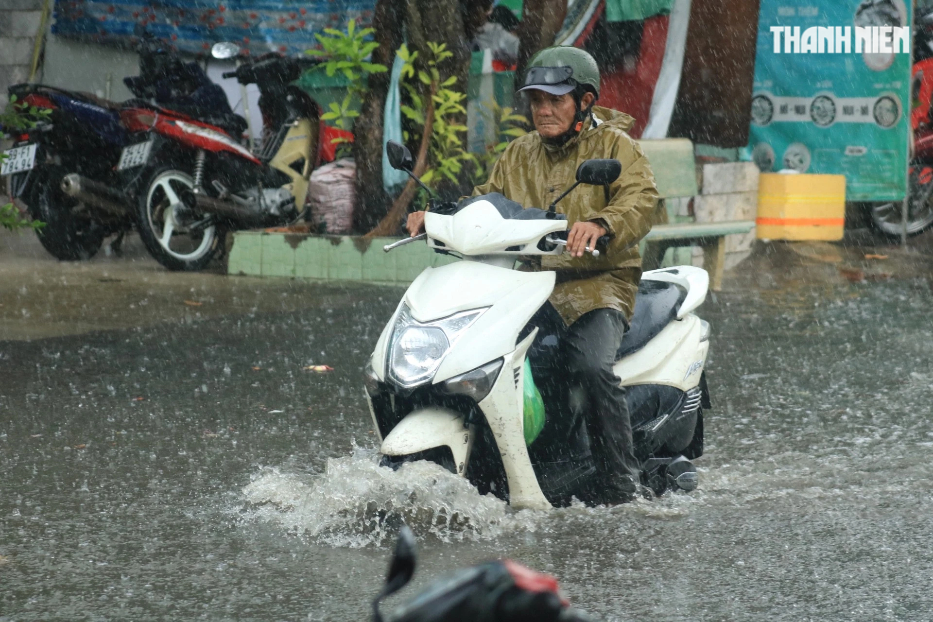 Bất ngờ mưa giữa trưa ở TP.HCM: Đường phố mênh mông 'biển nước'- Ảnh 8.