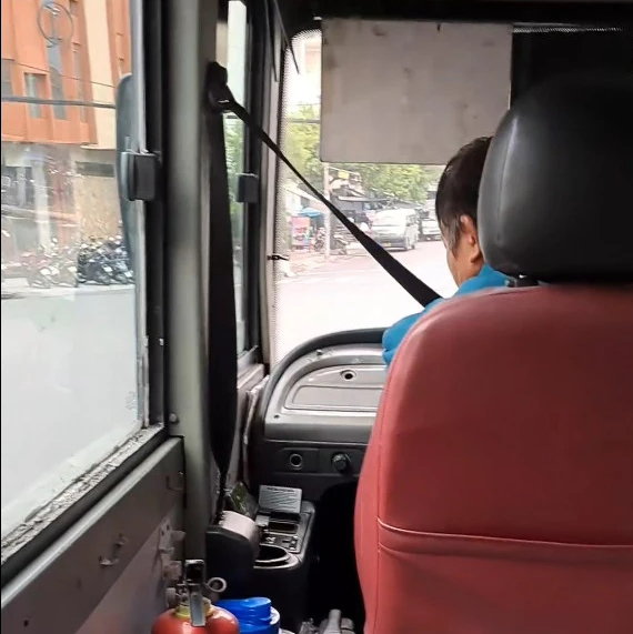CSGT vào cuộc vụ tài xế xe buýt vừa lái xe, vừa xem điện thoại ở TP.HCM- Ảnh 1.