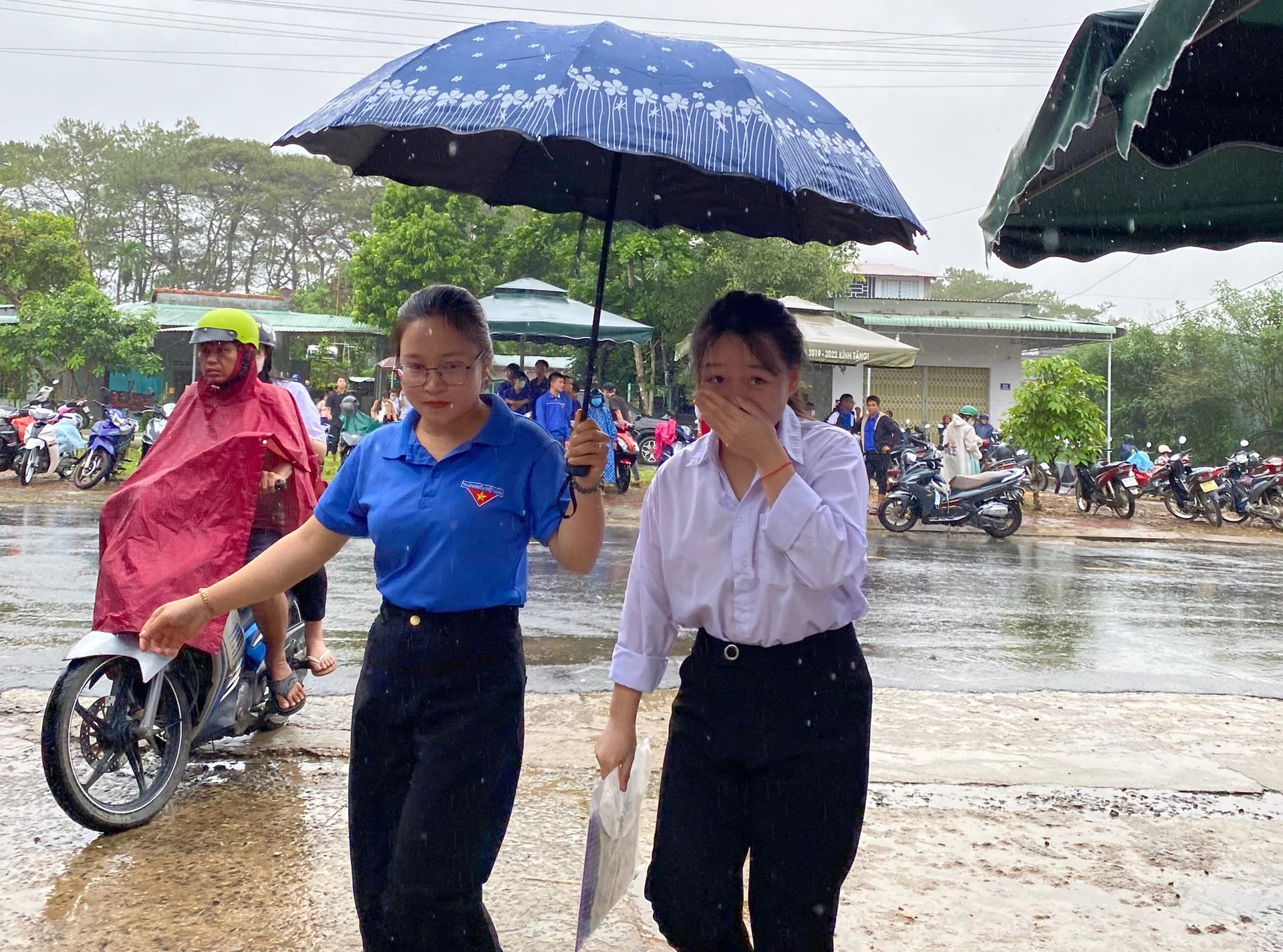 Mưa lớn bất ngờ, công an, tình nguyện viên che dù đưa thí sinh đi thi- Ảnh 2.