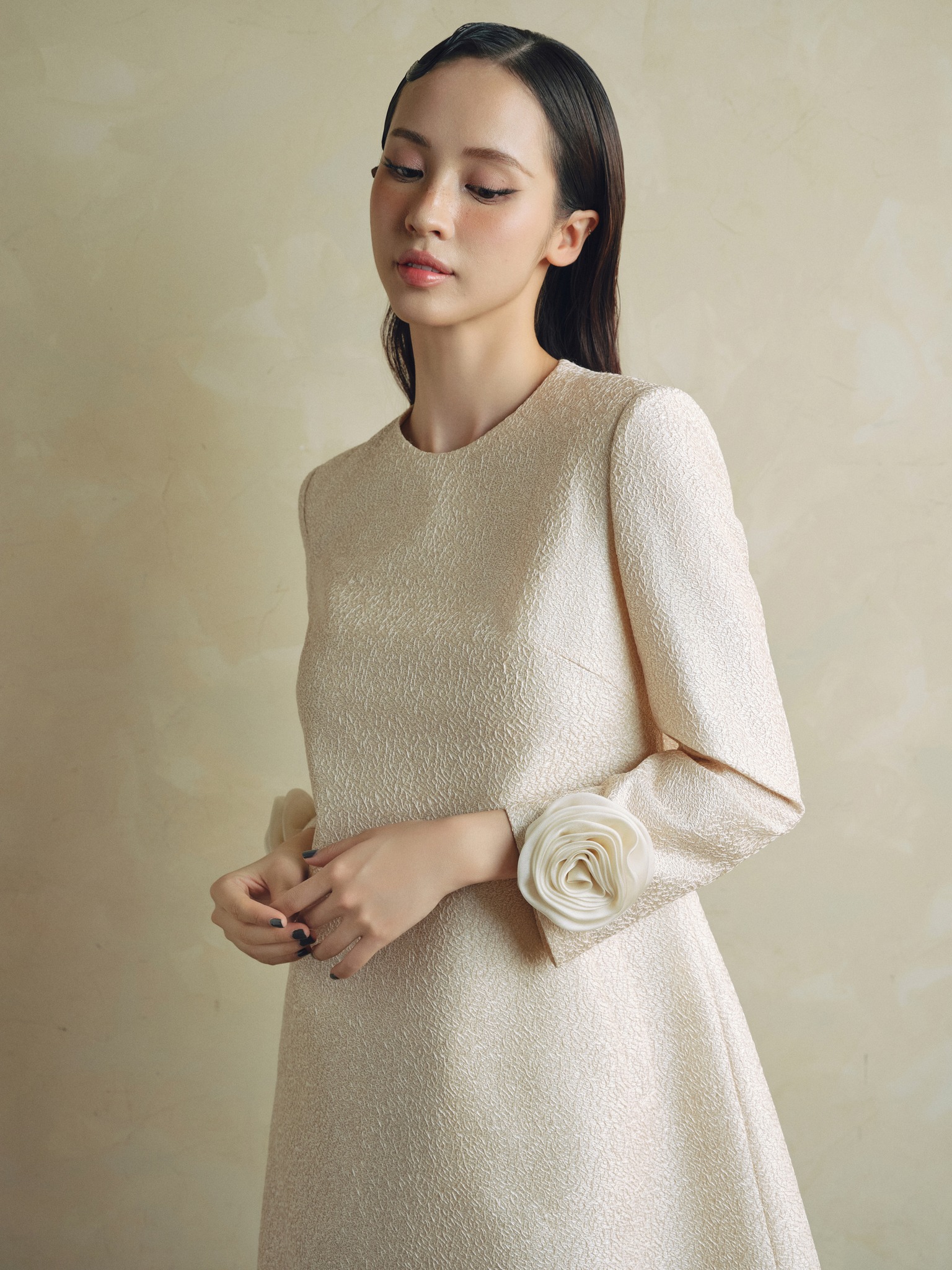 Chladivé, lehké, volné šaty, které vám pomohou přečkat lehké léto - Foto 9. Đầm suông mát nhẹ, cùng nàng đi qua mùa hè nhẹ tênh- Ảnh 9.