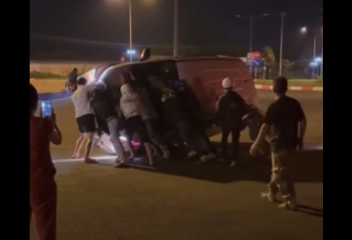 Đắk Lắk: Taxi tông vào vòng xuyến trong đêm, tài xế tử vong- Ảnh 1.