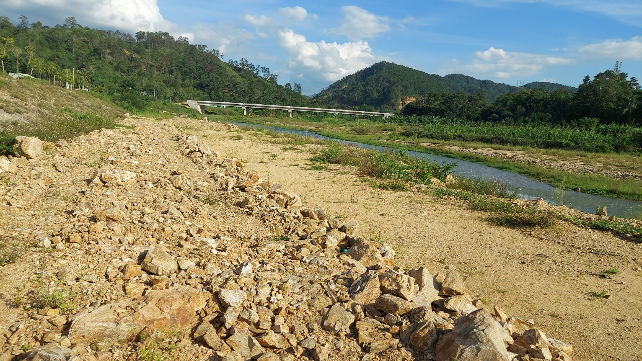 Kon Tum: Yêu cầu công ty đổ đất đá lấp sông Pô Kô trả lại hiện trạng- Ảnh 3.