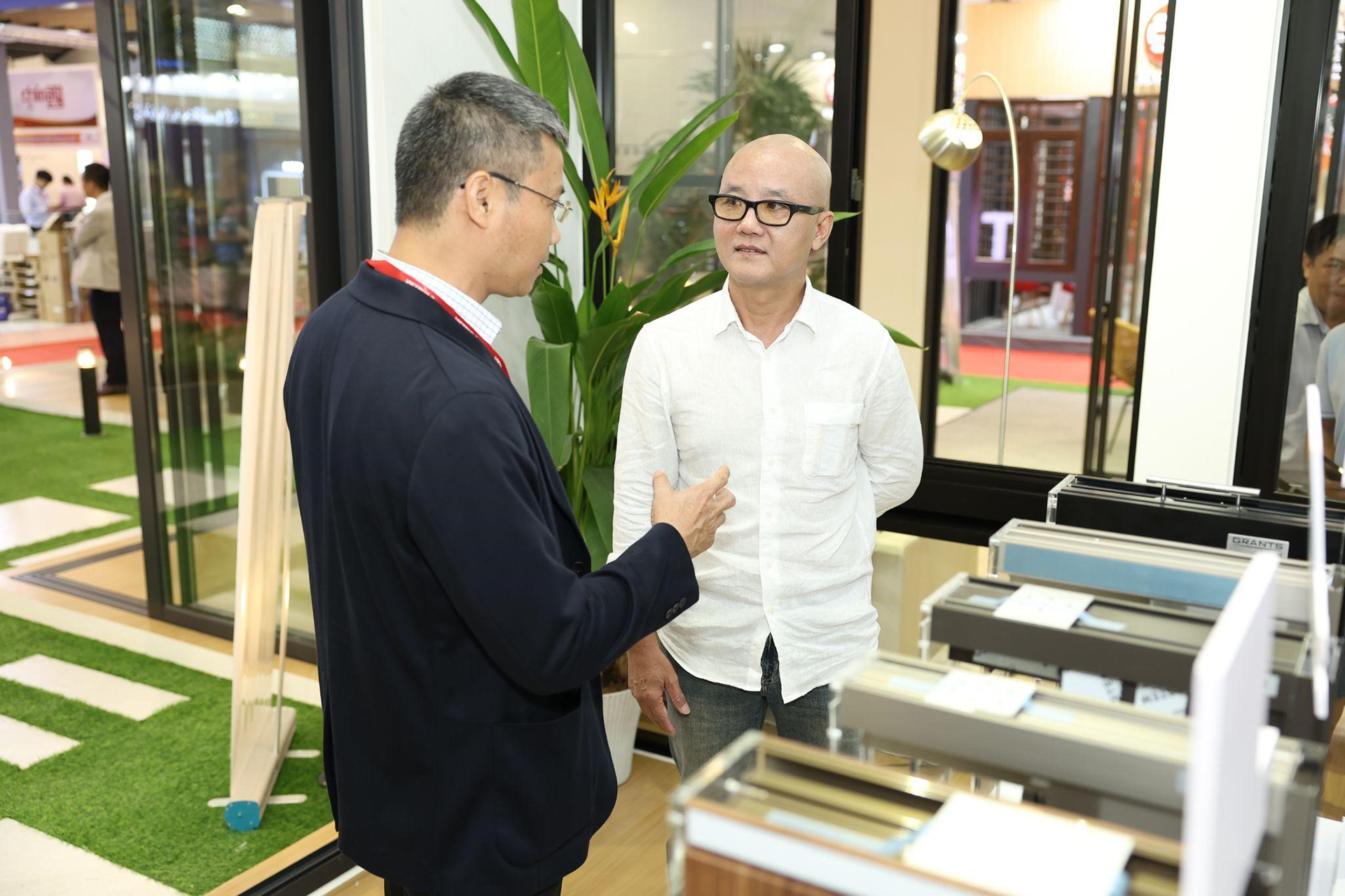 3-Kiến trúc sư Phạm Thanh Truyền (phải) tham quan, trãi nghiệm gian hàng của TOSTEM. Ảnh: TOSTEM